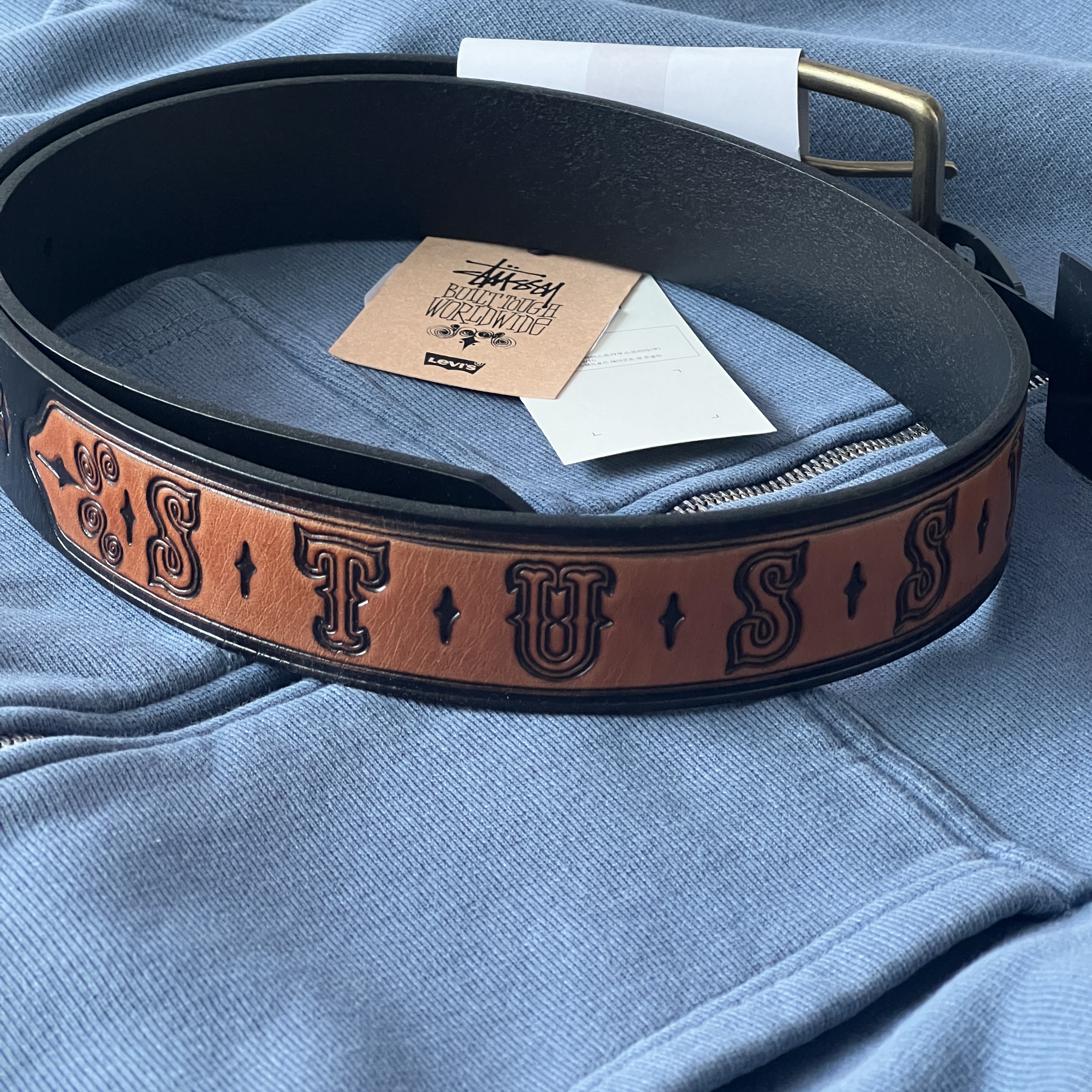 Stussy x Levi's Embossed Leather Belt Black, Stussy 8 Ball Pigment Dyed Zip Hoodie Navy 착용 스타일 - 3