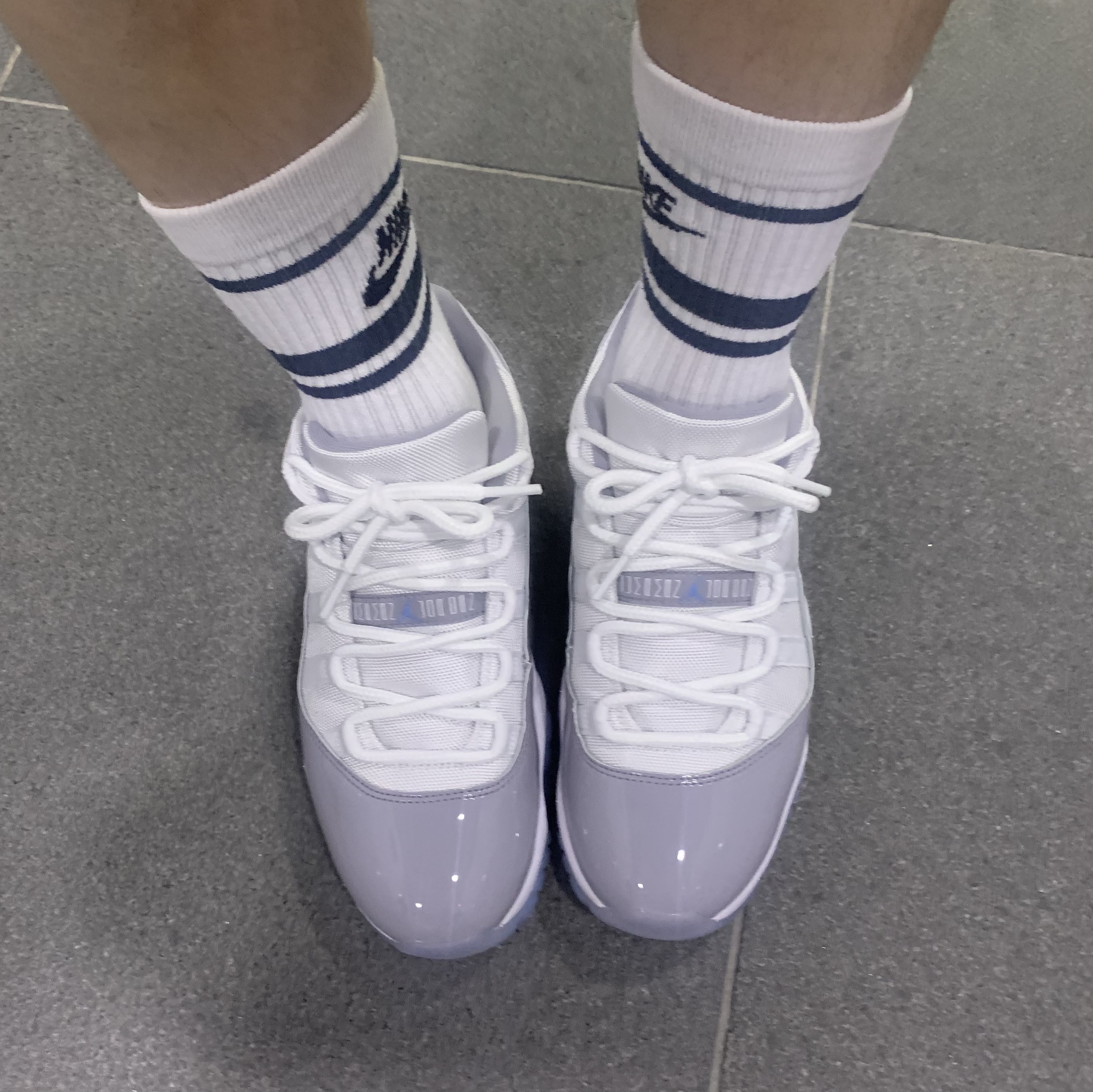 Jordan 11 Retro Low Cement Grey 착용 스타일 - 2