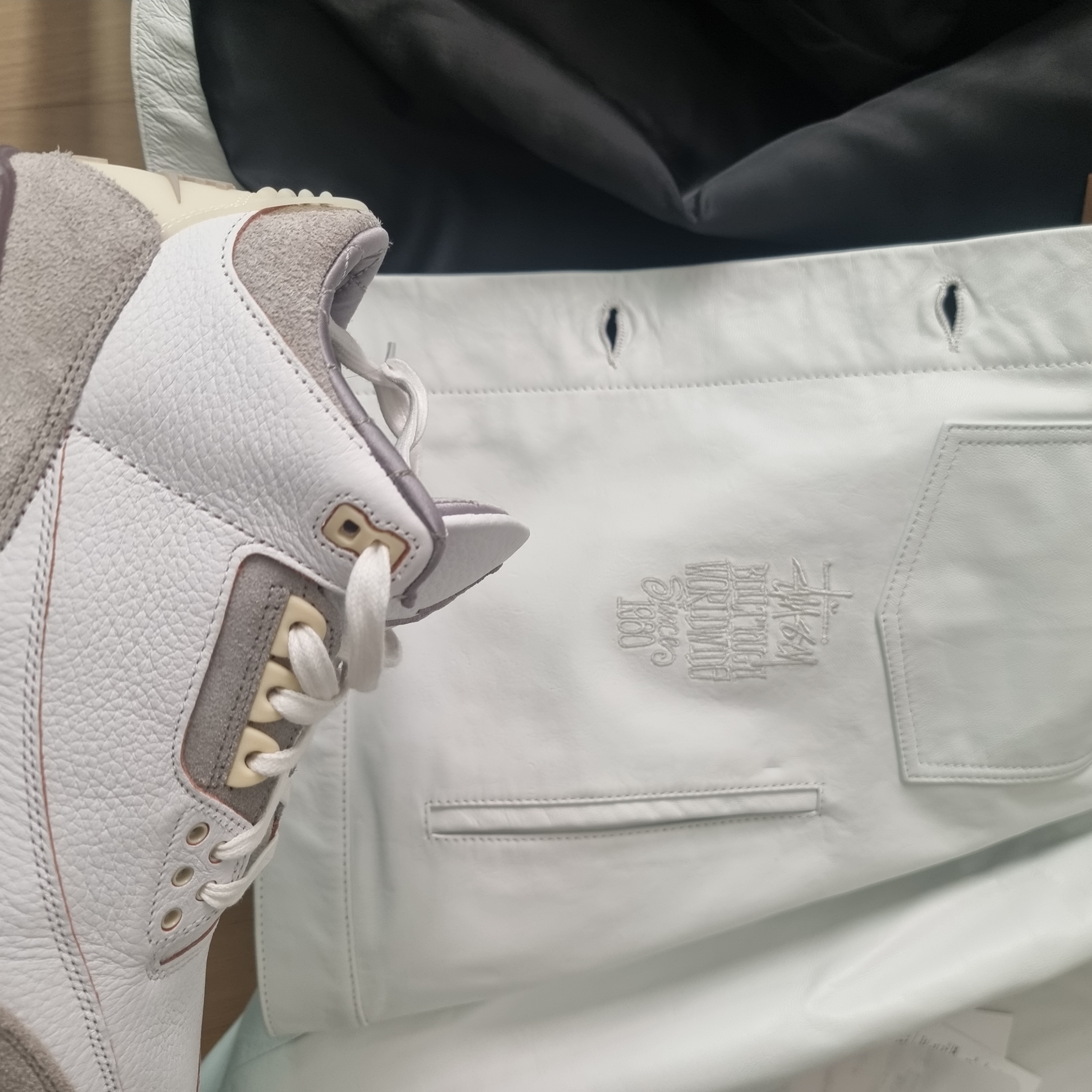 Stussy x Levi's Leather Trucker Jacket Tofu, (W) Jordan 3 x A Ma Maniere Retro SP 착용 스타일 - 2