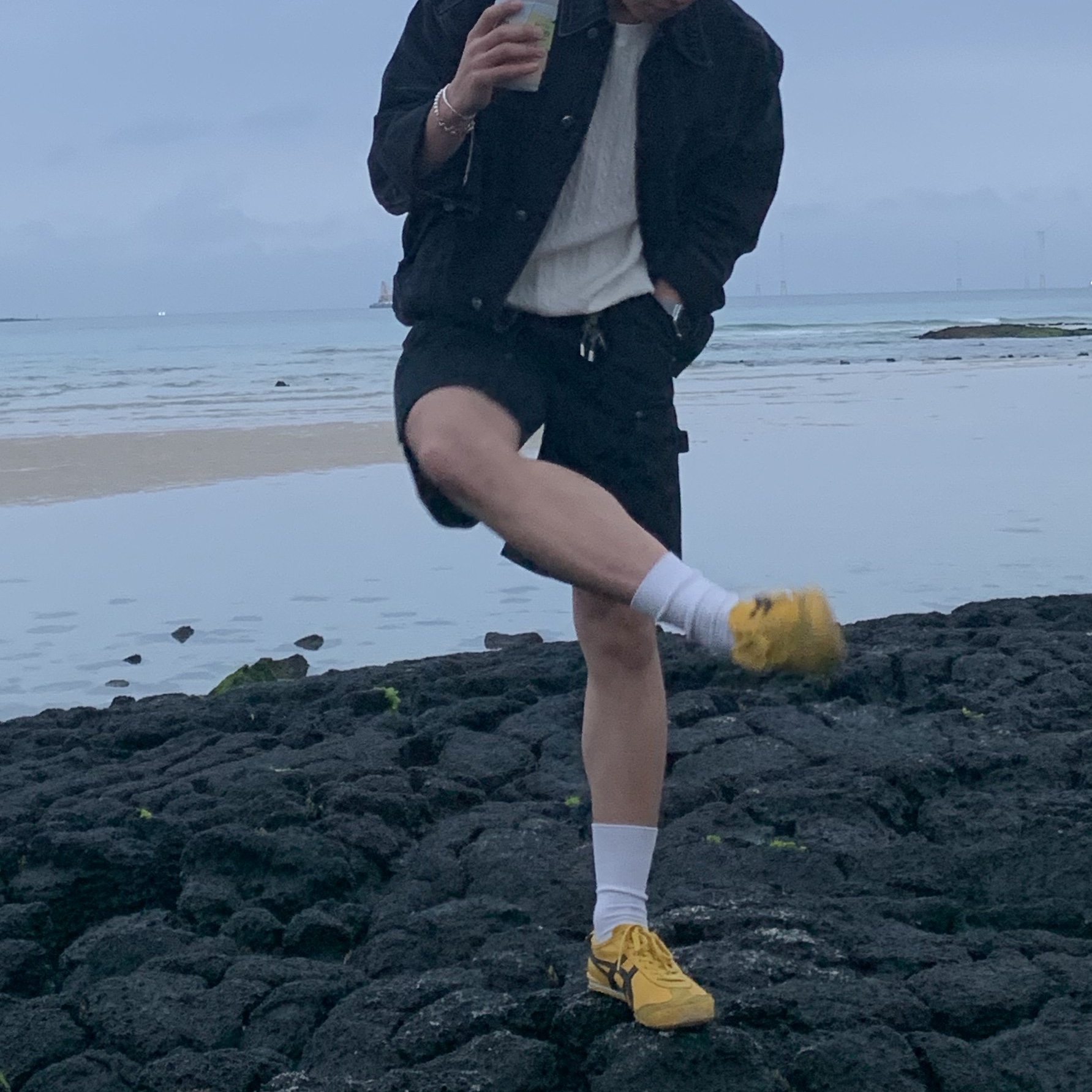 Onitsuka Tiger Mexico 66 Yellow Black 착용 스타일 - 4