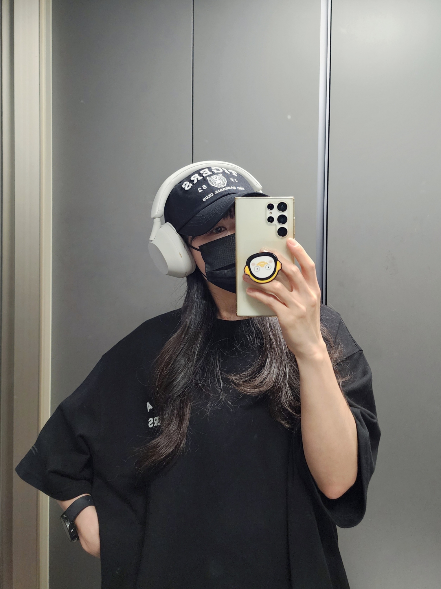 Sony WH-1000XM5 Silver (Sony Korea Ver.), Kia Tigers x IAB Studio Brand Day T-Shirt Black 착용 스타일