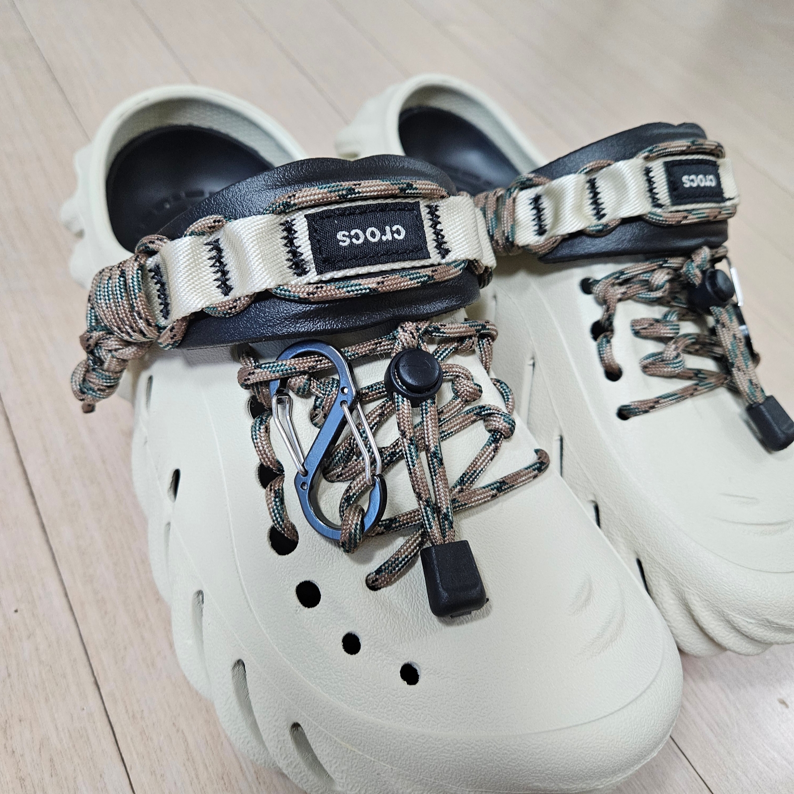 Crocs Echo Clog Bone Black 착용 스타일 - 2