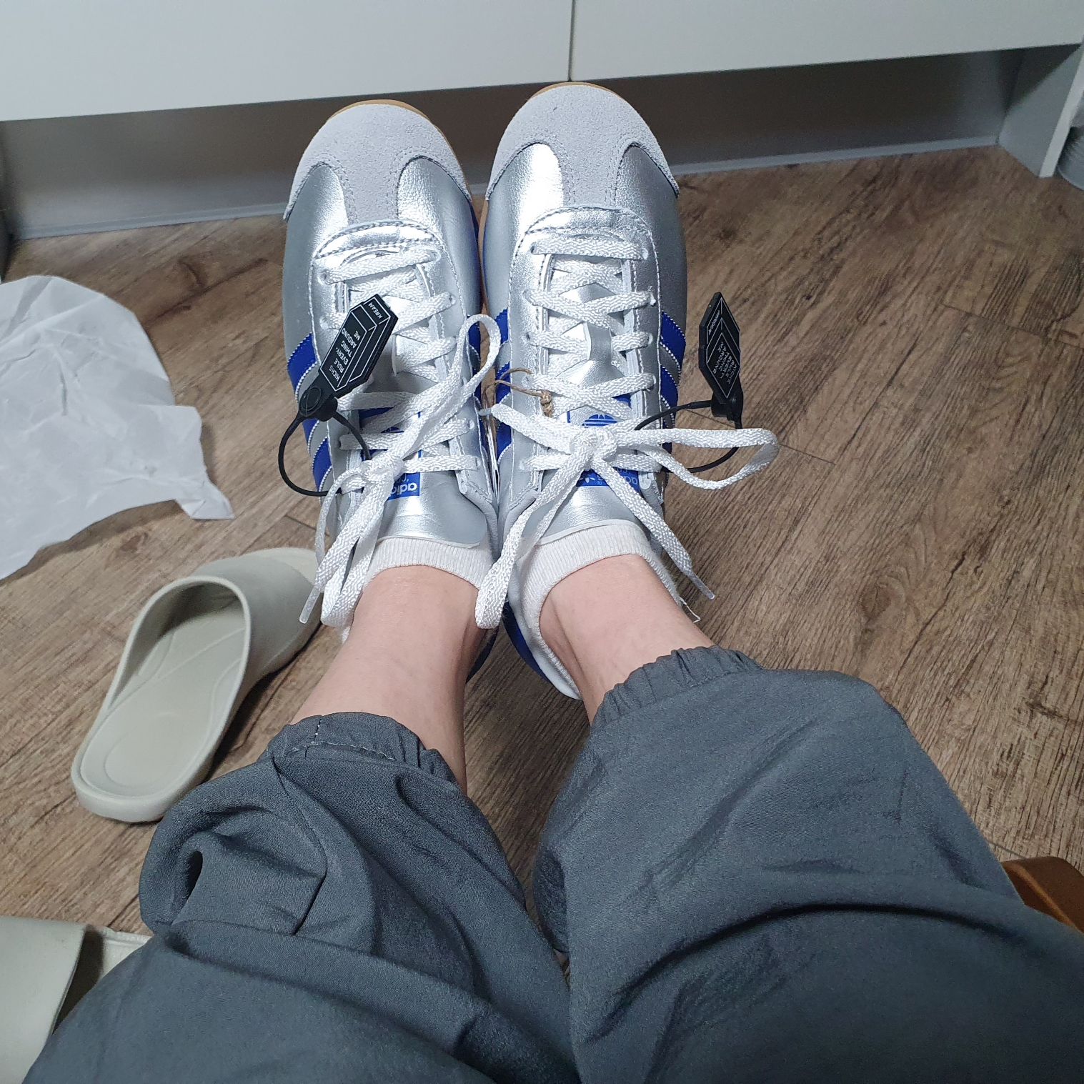 Adidas Country OG Matte Silver Bright Blue 착용 스타일 - 2