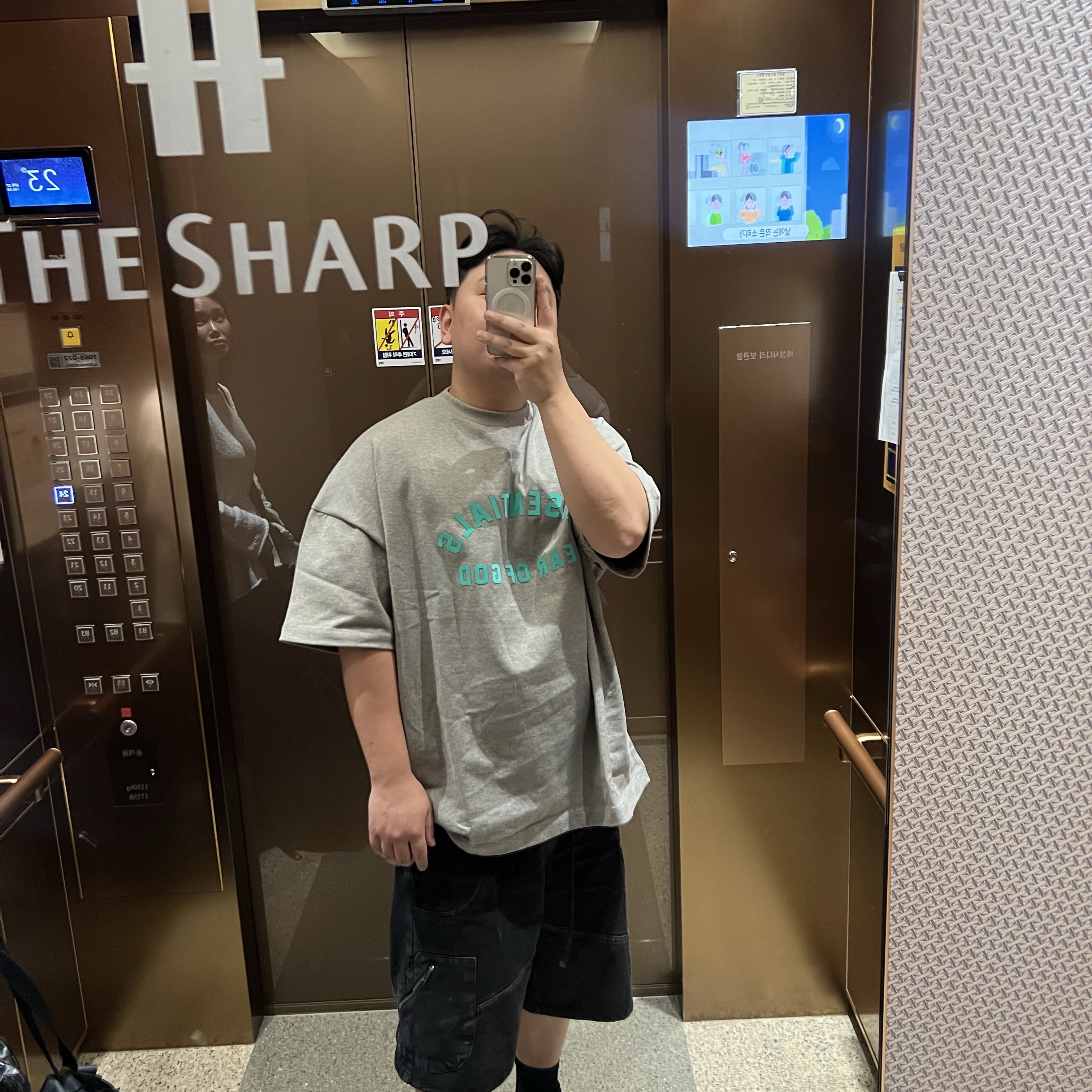 Essentials Heavy Jersey Crewneck T-Shirt Dark Heather Oatmeal - 24SS, Bottega Veneta Mini Leather Jodie Black Gold 착용 스타일 - 2
