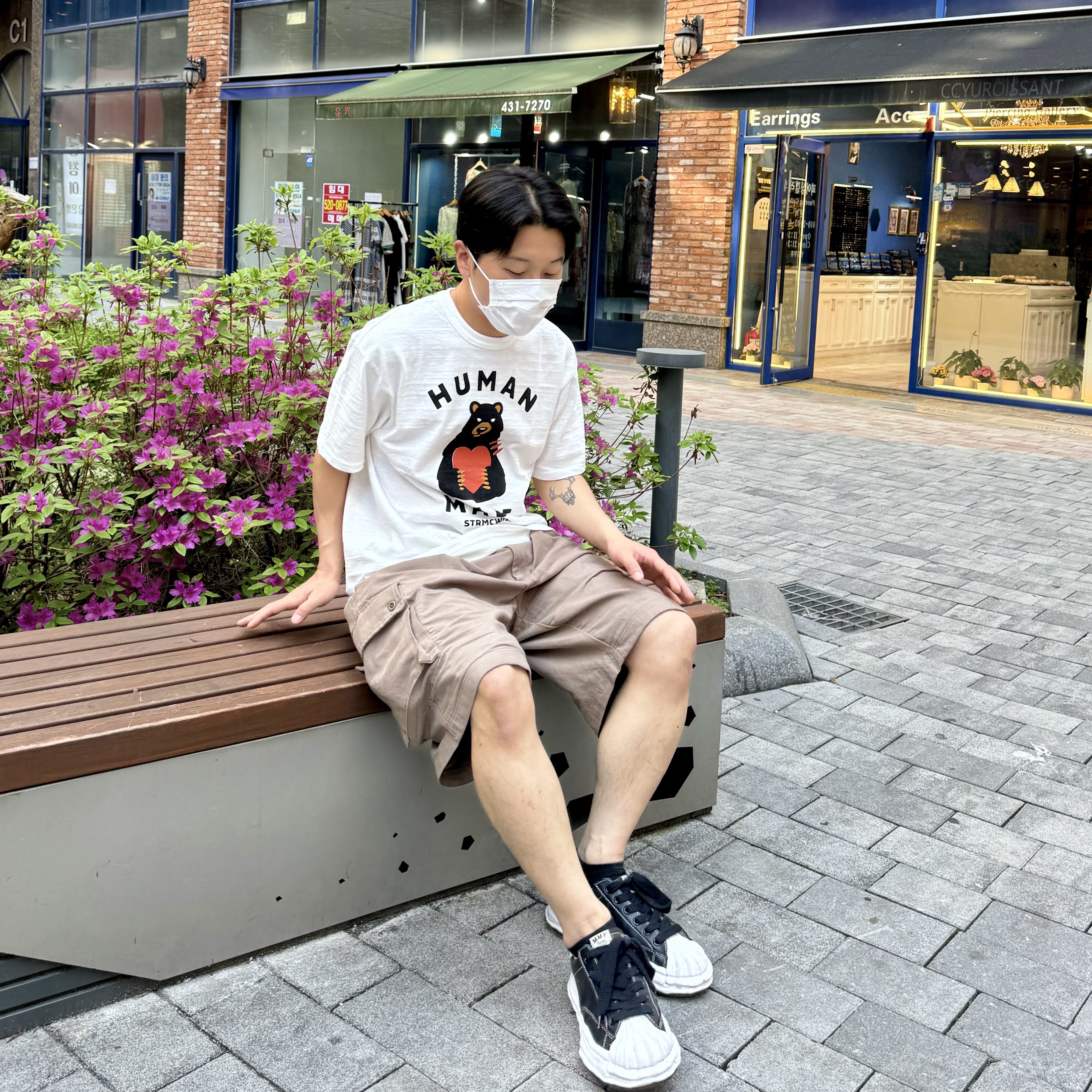 Human Made Graphic T-Shirt #13 White, Maison Mihara Yasuhiro Blakey OG Sole Leather Low-top Sneakers Black 착용 스타일 - 1