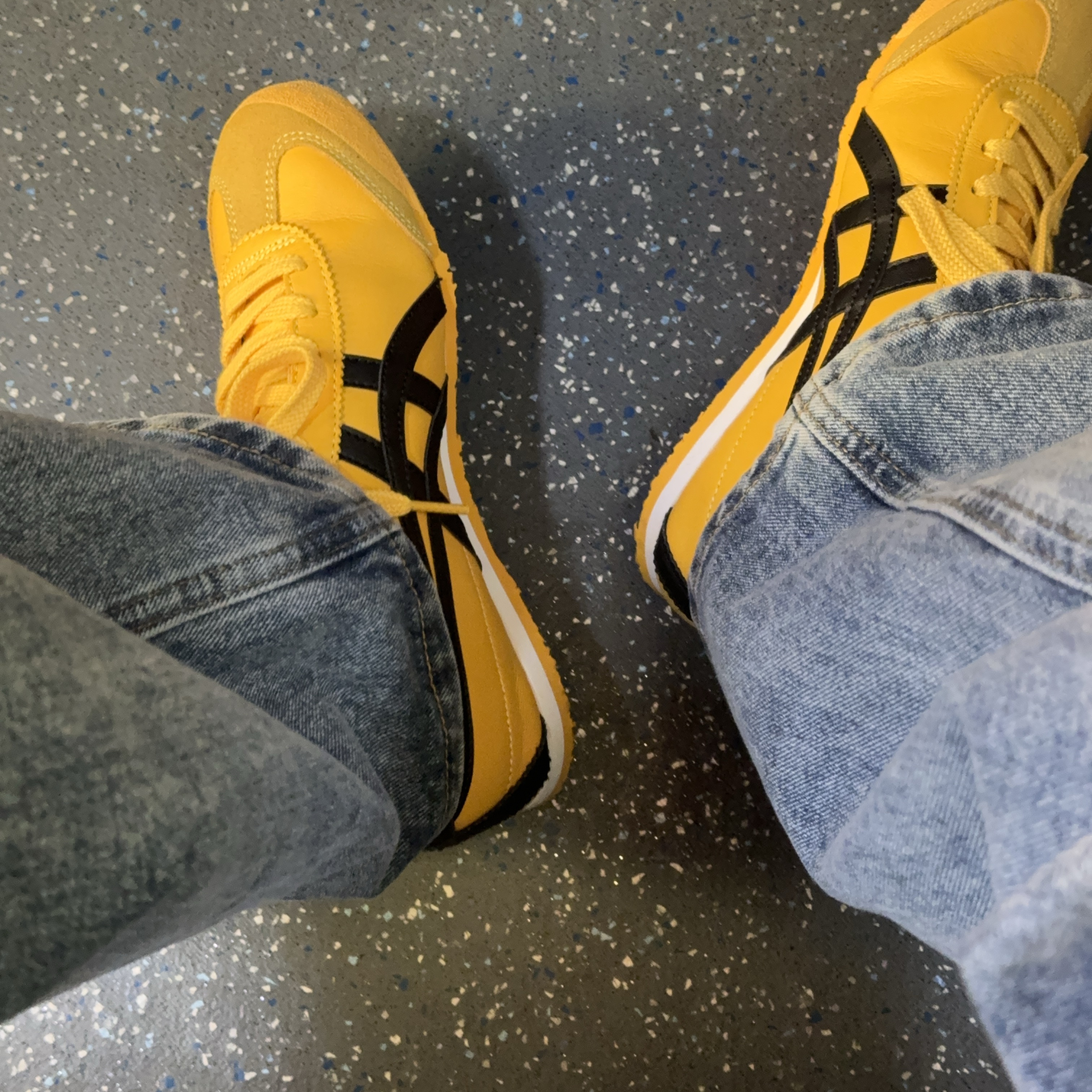 Onitsuka Tiger Mexico 66 Yellow Black 착용 스타일 - 2