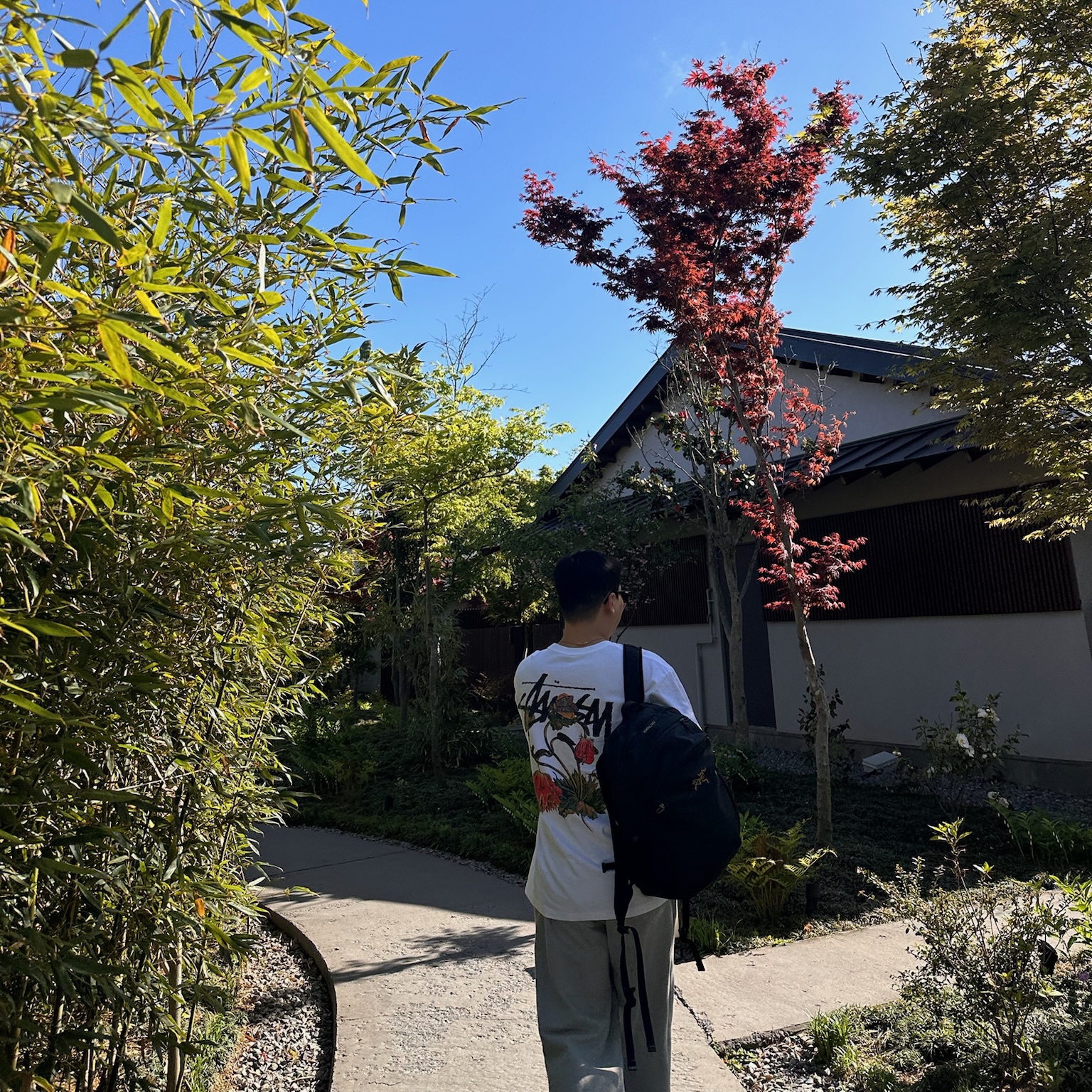 Arc'teryx Mantis 26 Backpack Black, Stussy Withered Flower T-Shirt White 착용 스타일