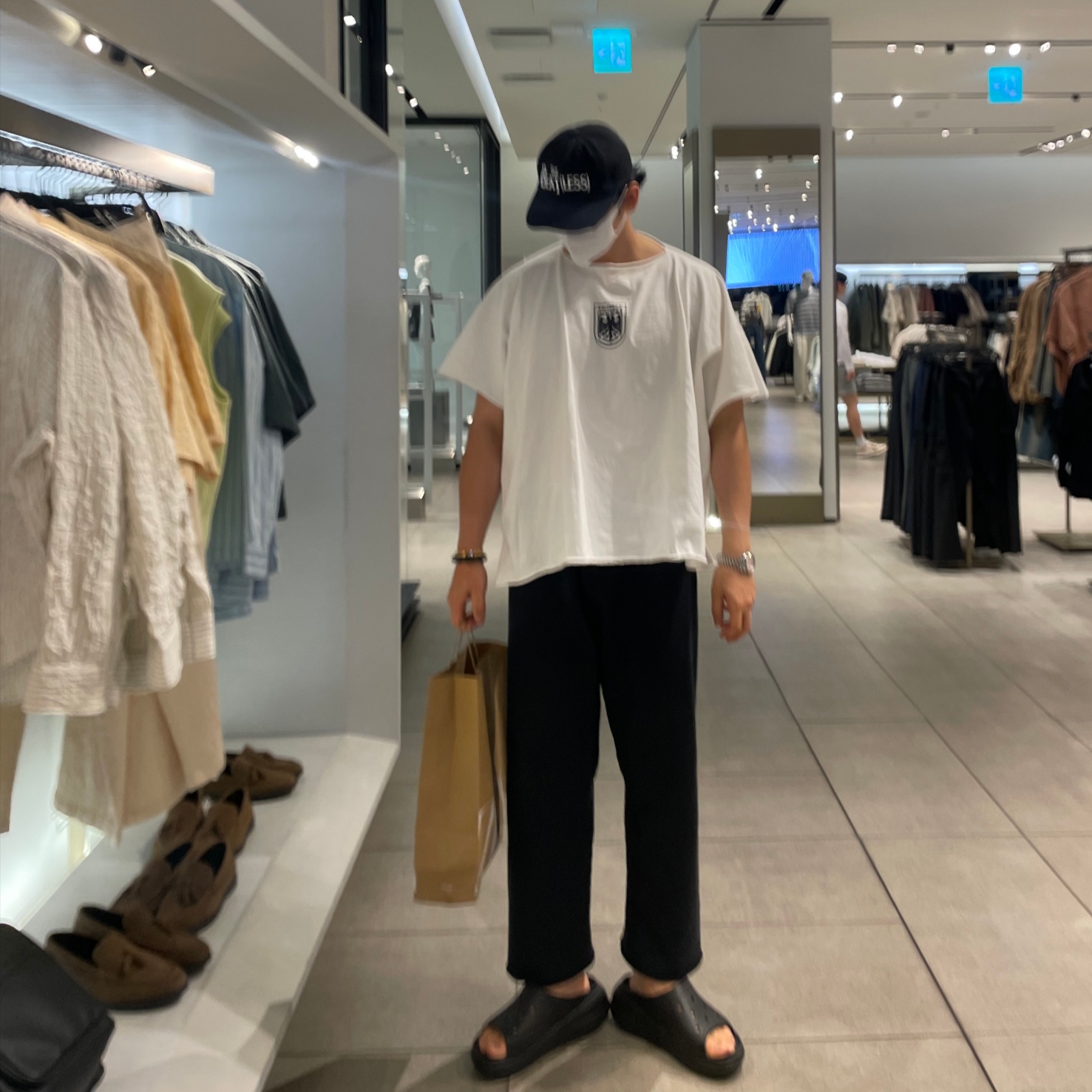 Yeezy Vultures Pants Black, Yeezy Vultures Box T-Shirt White 착용 스타일