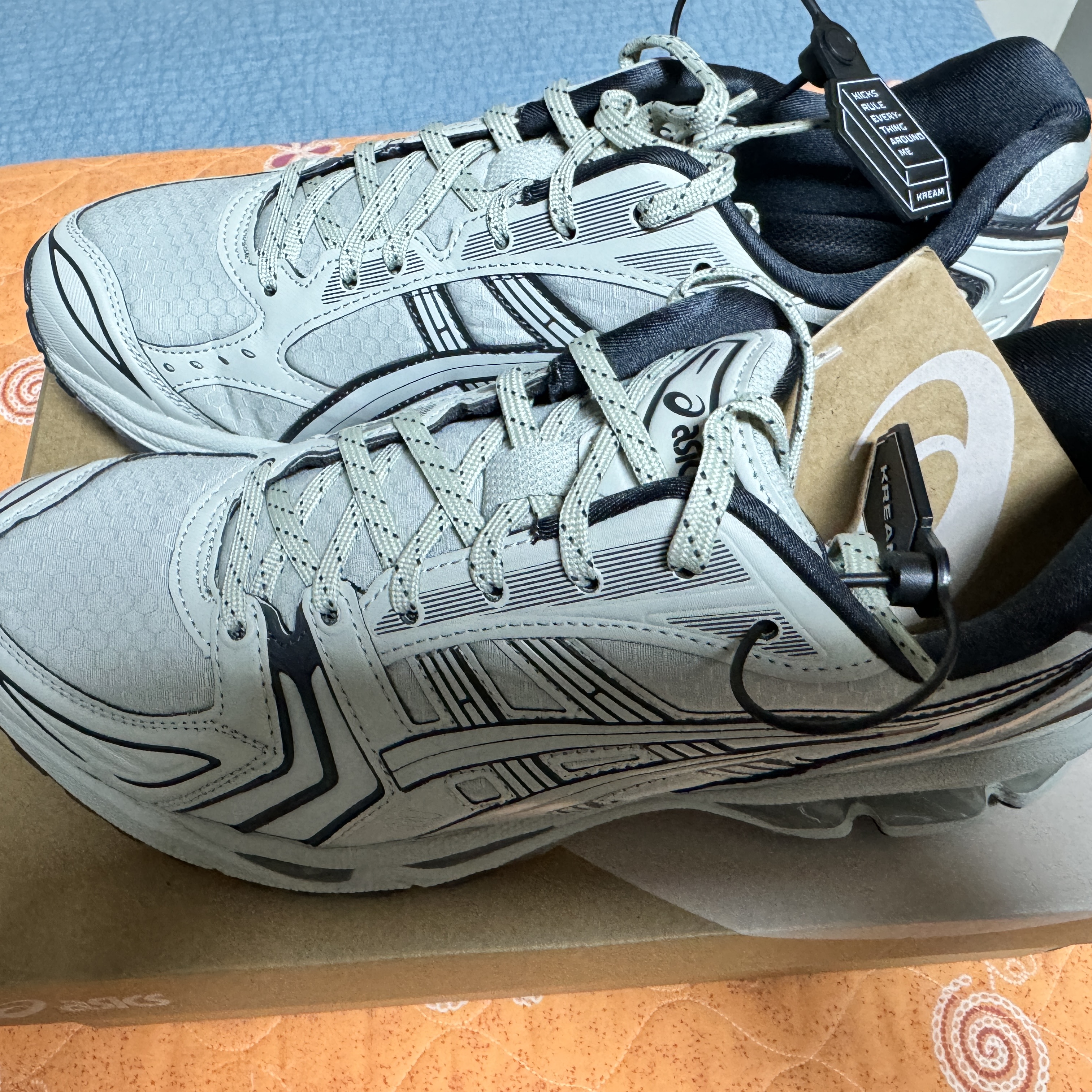 Asics Gel-Kayano 14 Earthenware Pack White Sage Graphite Grey 착용 스타일 - 2