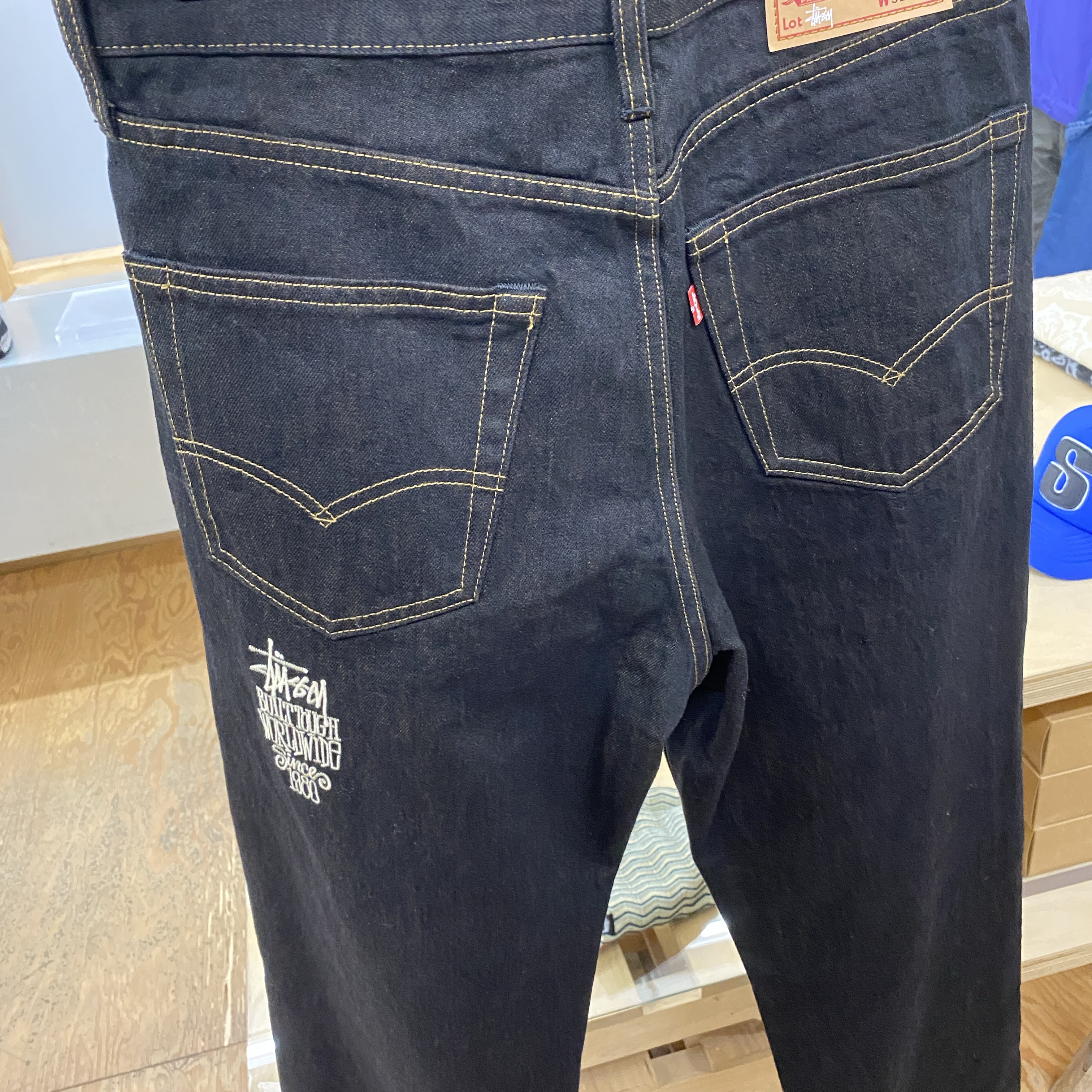 Stussy x Levi's Crispy Rinse 568 Jean Black 착용 스타일 - 3