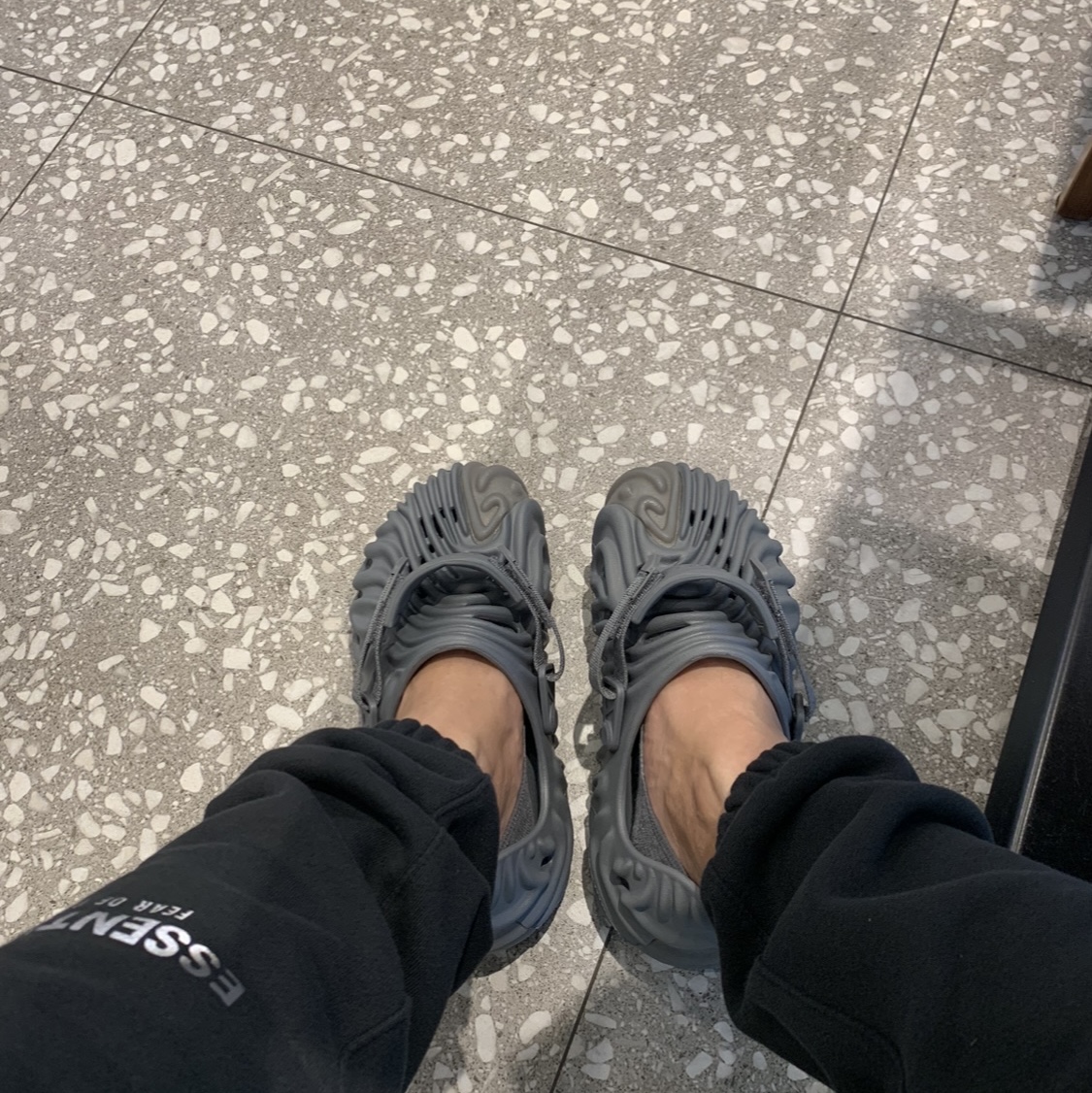 Crocs x Salehe Bembury Pollex Clog Niagara 착용 스타일