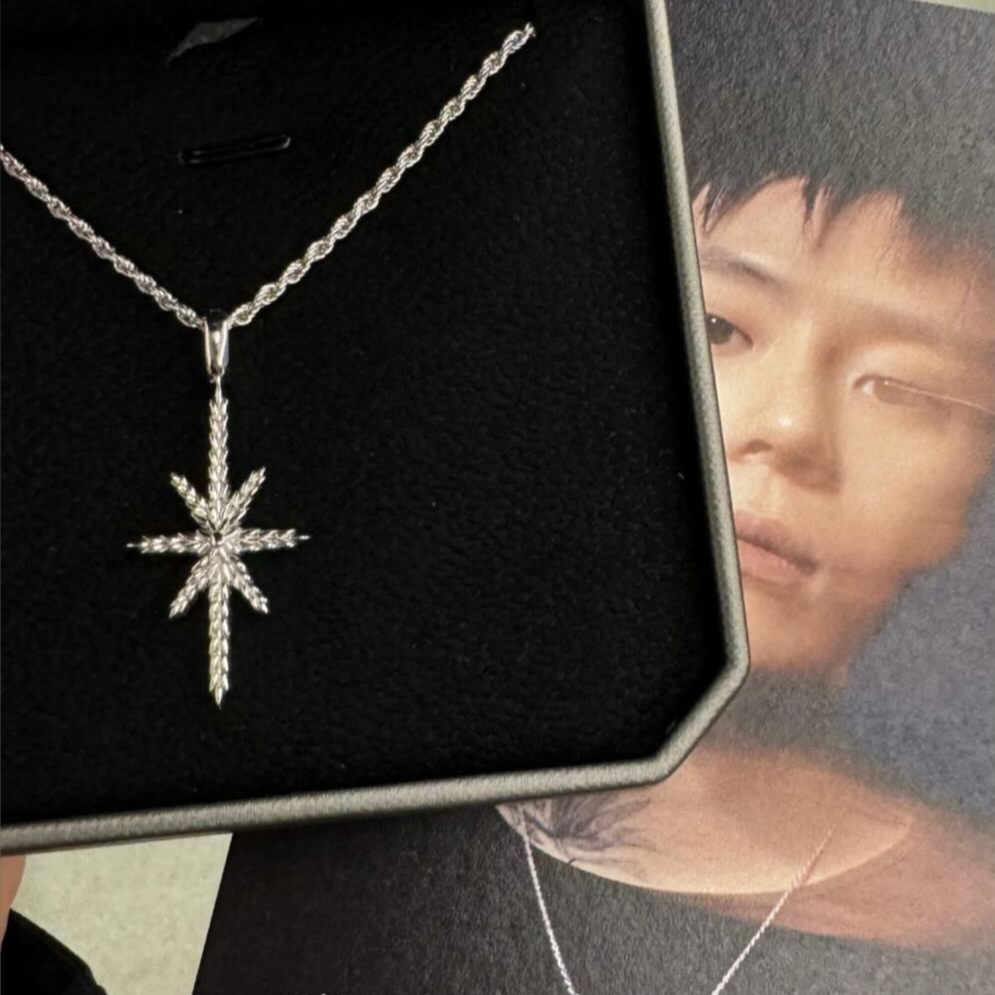 [KREAM 단독 / 프리오더] KID MIILI x DAVID AVLN Glacier Diamond Pendant 착용 스타일