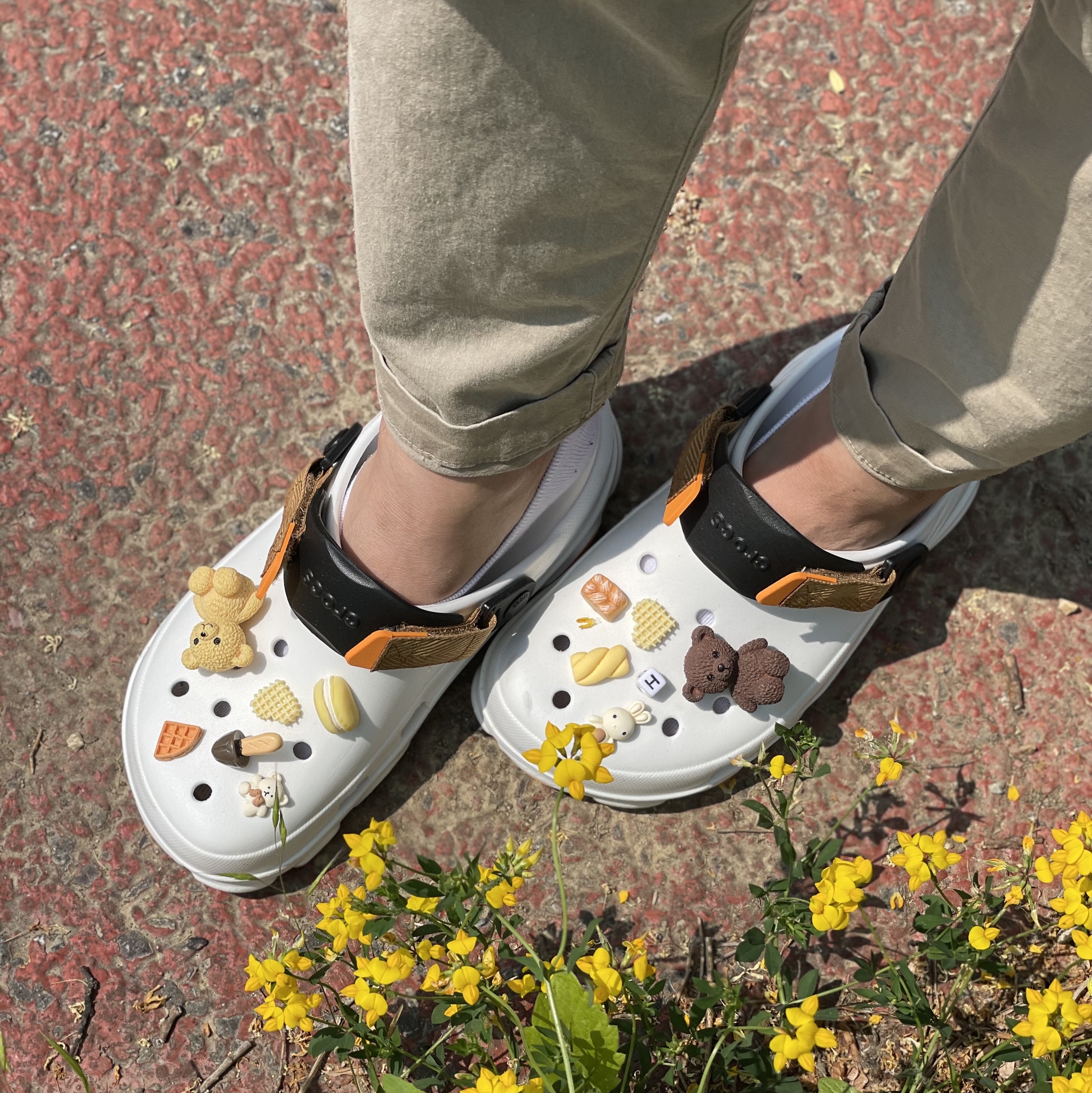 Crocs All Terrain Clog White Multi 착용 스타일