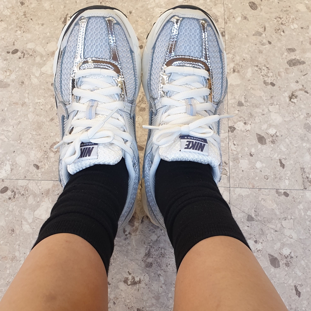 (W) Nike Zoom Vomero 5 Photon Dust and Metallic Silver 착용 스타일