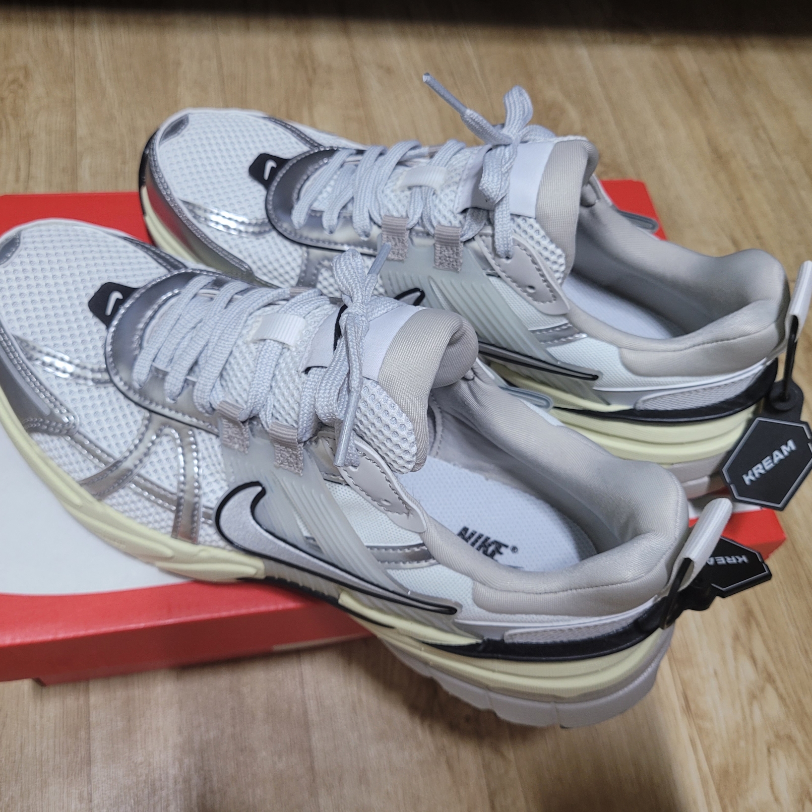 Nike V2K Run Summit White Metallic Silver 착용 스타일