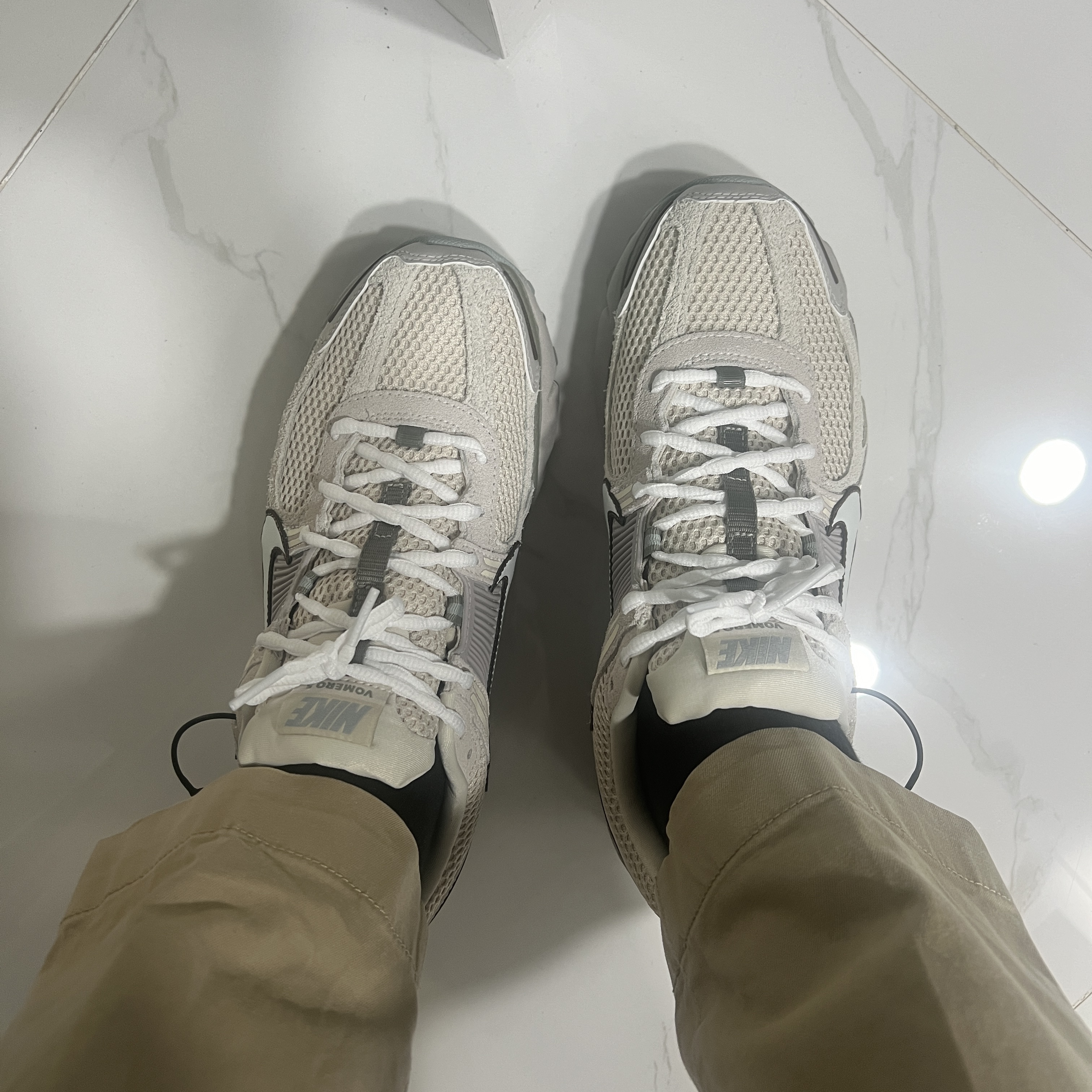 Nike Zoom Vomero 5 SE Light Orewood Brown 착용 스타일