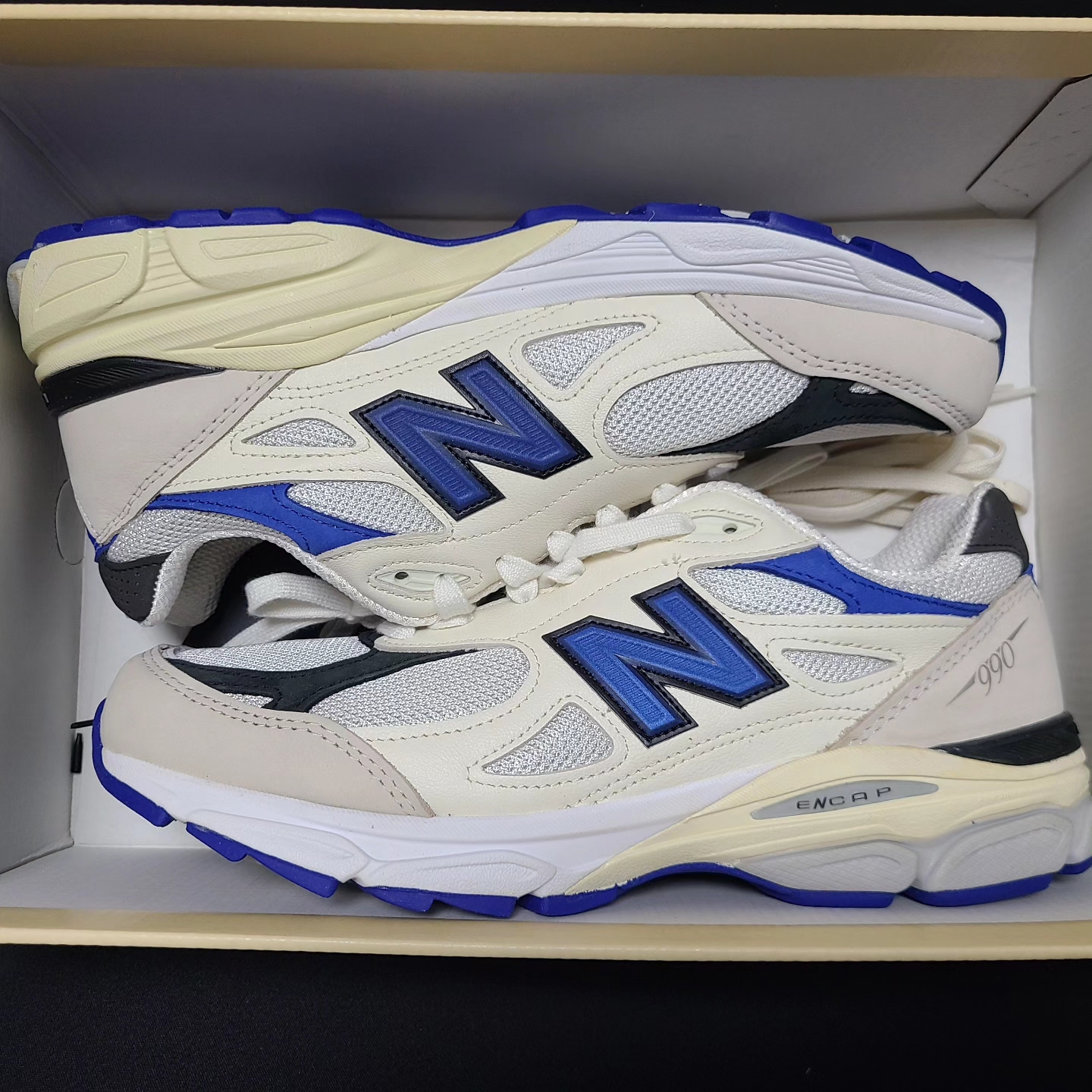New Balance 990v3 Made in USA White Blue 착용 스타일 - 1