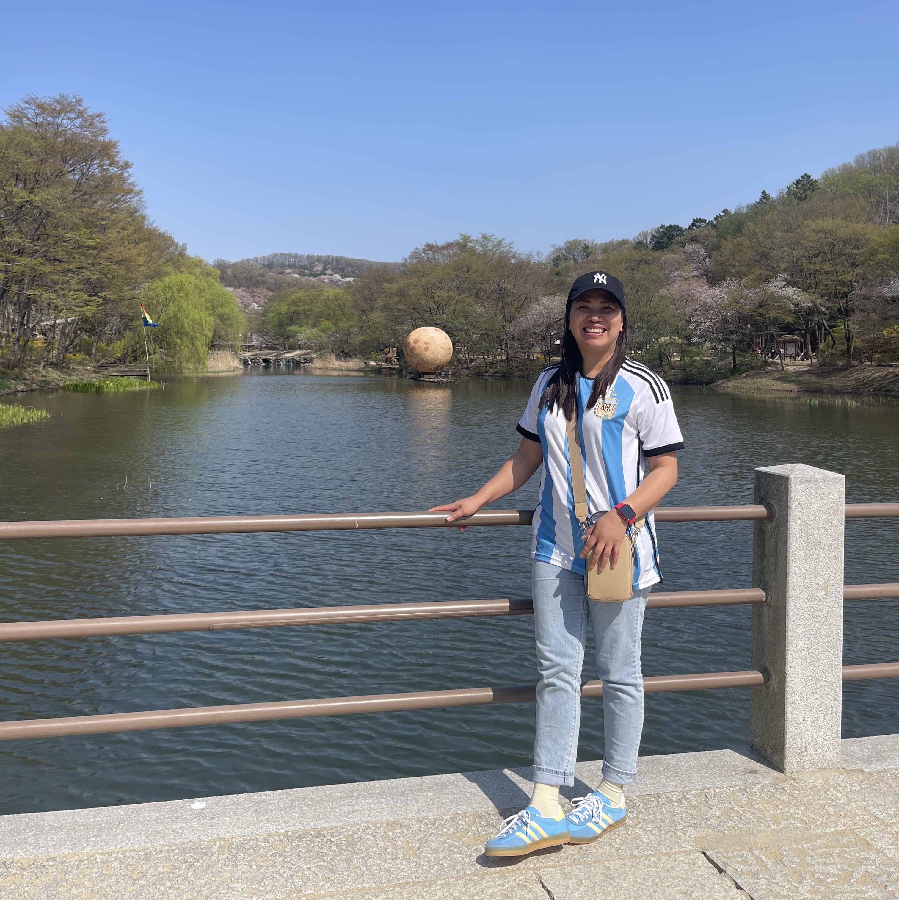 (W) Adidas Gazelle Indoor Semi Blue Burst Almost Yellow, Adidas Argentina Home Authentic Jersey 2022 White Light Blue - US Sizing (Non Marking Ver.) 착용 스타일 - 1