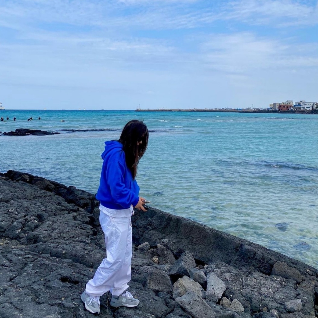 Nike x Off-White NRG Pants White, Yeezy Gap Hoodie Blue 착용 스타일