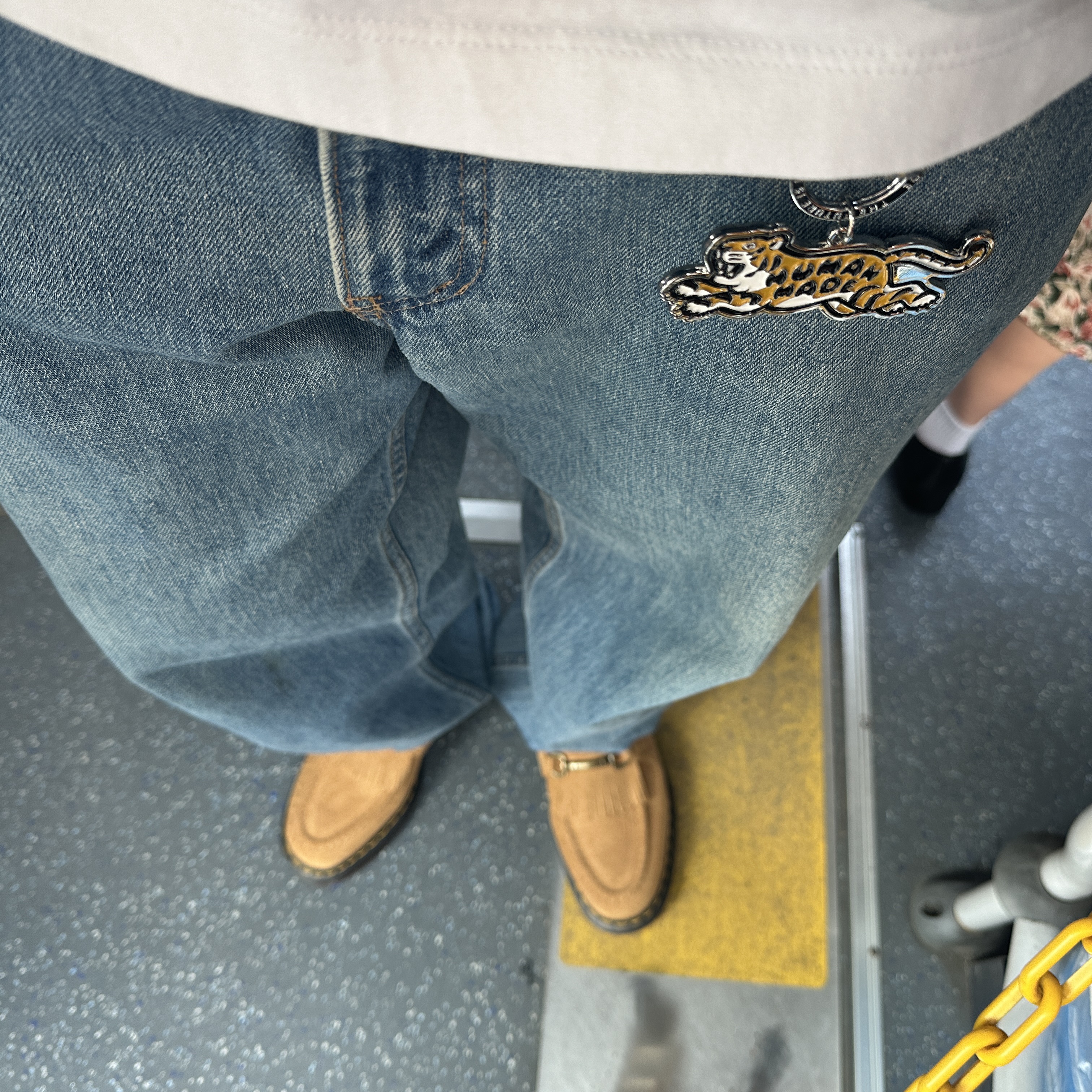 Human Made Animal Keychain #2 Silver, Camber USA Cross Knit Crewneck Grey 착용 스타일 - 3