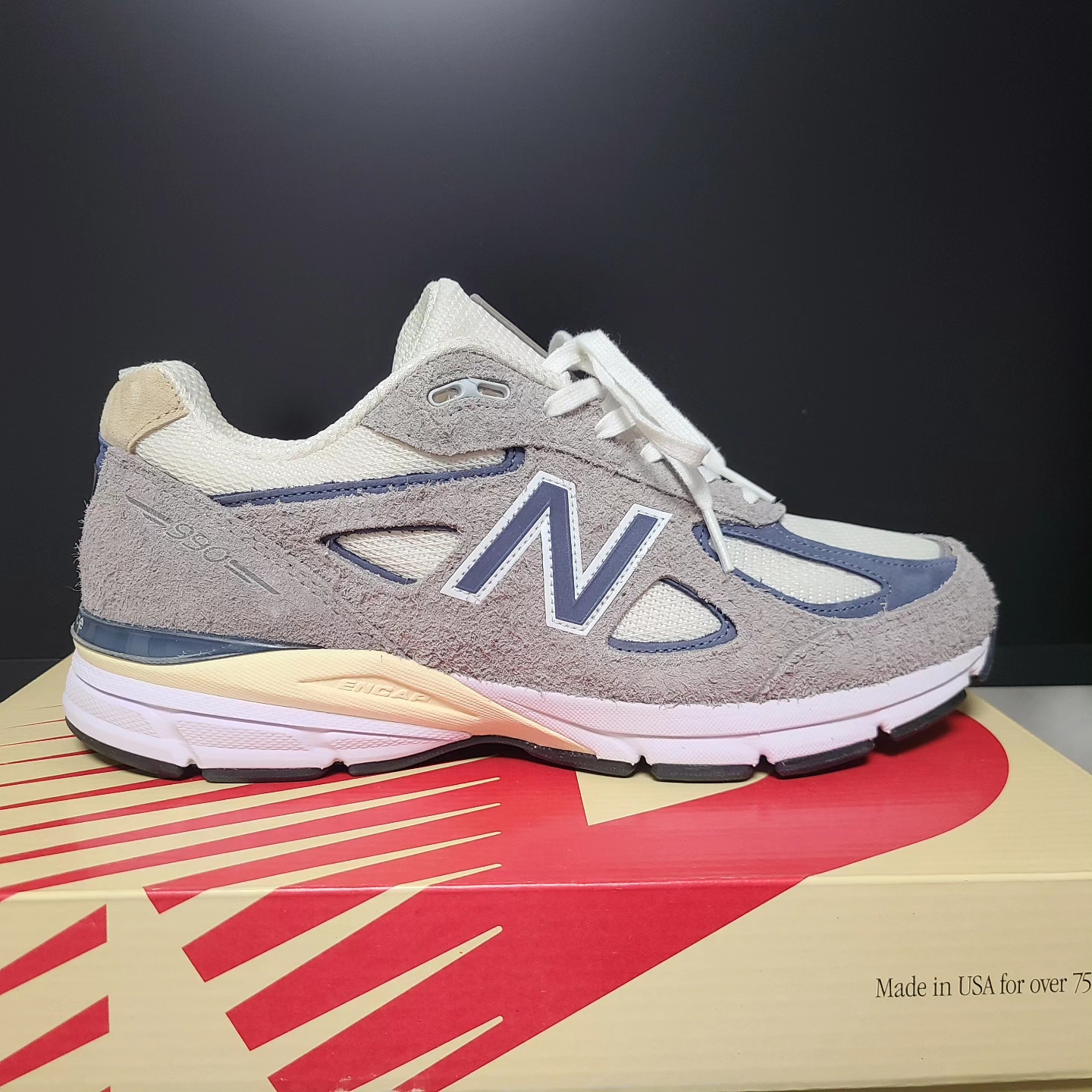 New Balance 990v4 Made in USA Gray Suede 착용 스타일 - 2