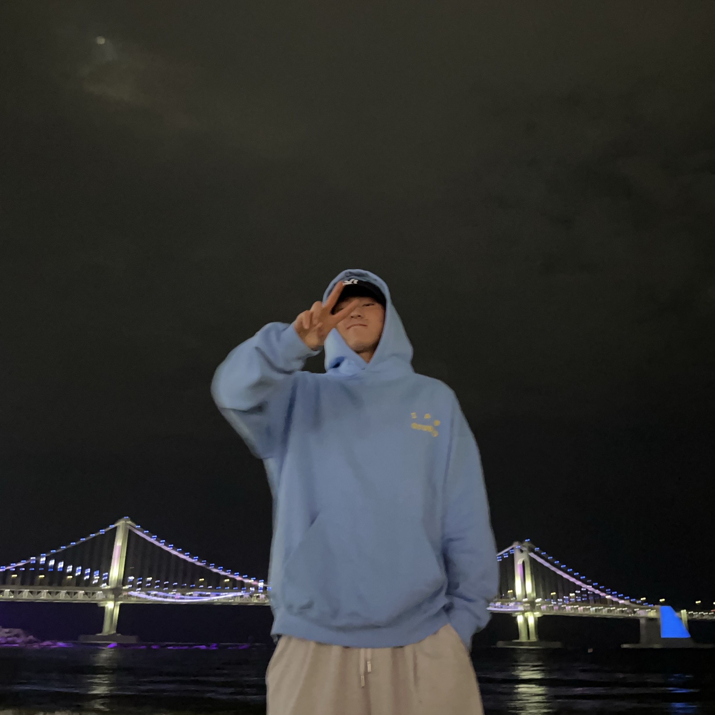 IAB Studio Hoodie Sky Blue Lemon, New Era x MoMA New York Yankees Cap Navy 착용 스타일 - 1