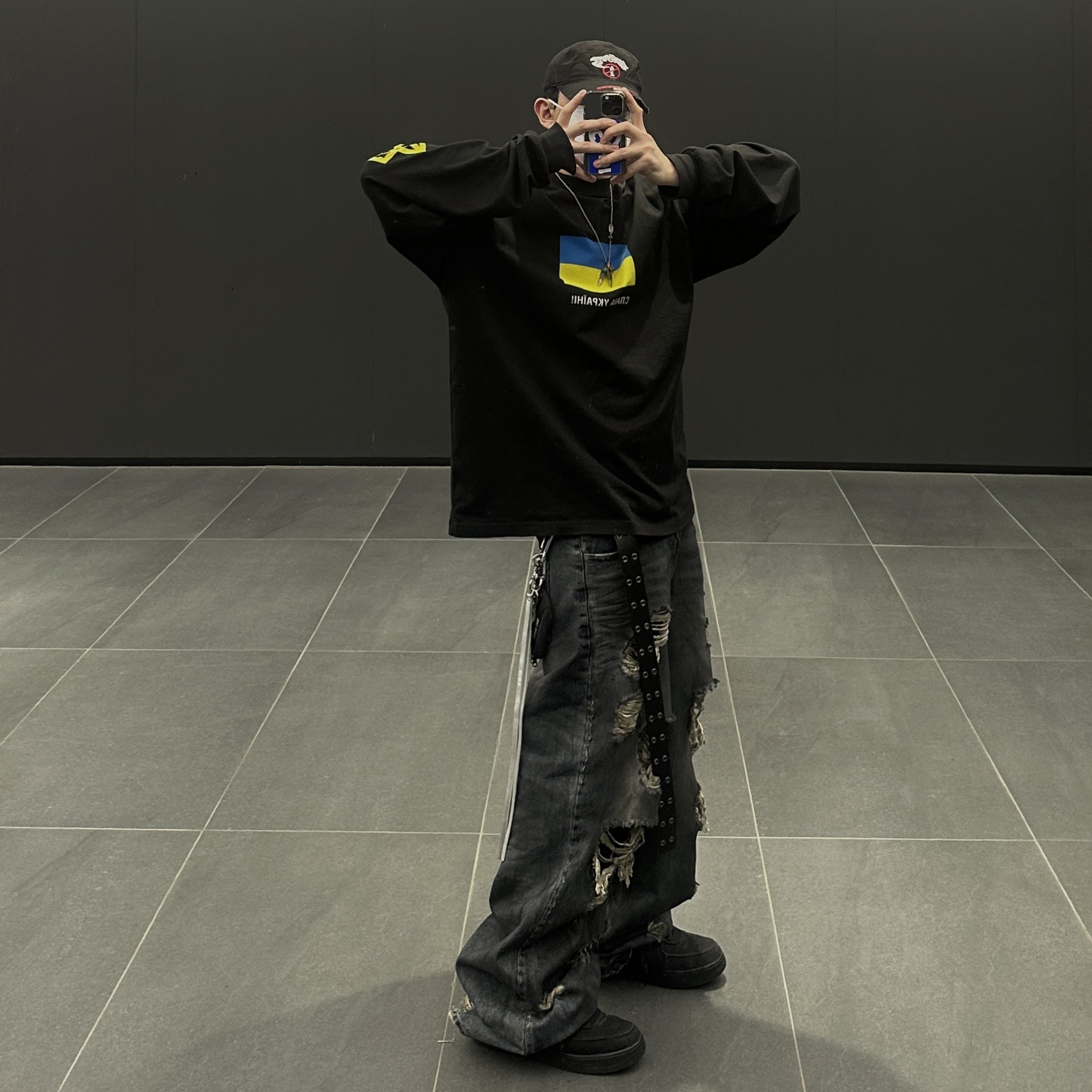 Balenciaga Support Ukraine LS T-Shirt Black, Nike x Stussy Air Force 1 Low Triple Black 착용 스타일 - 1