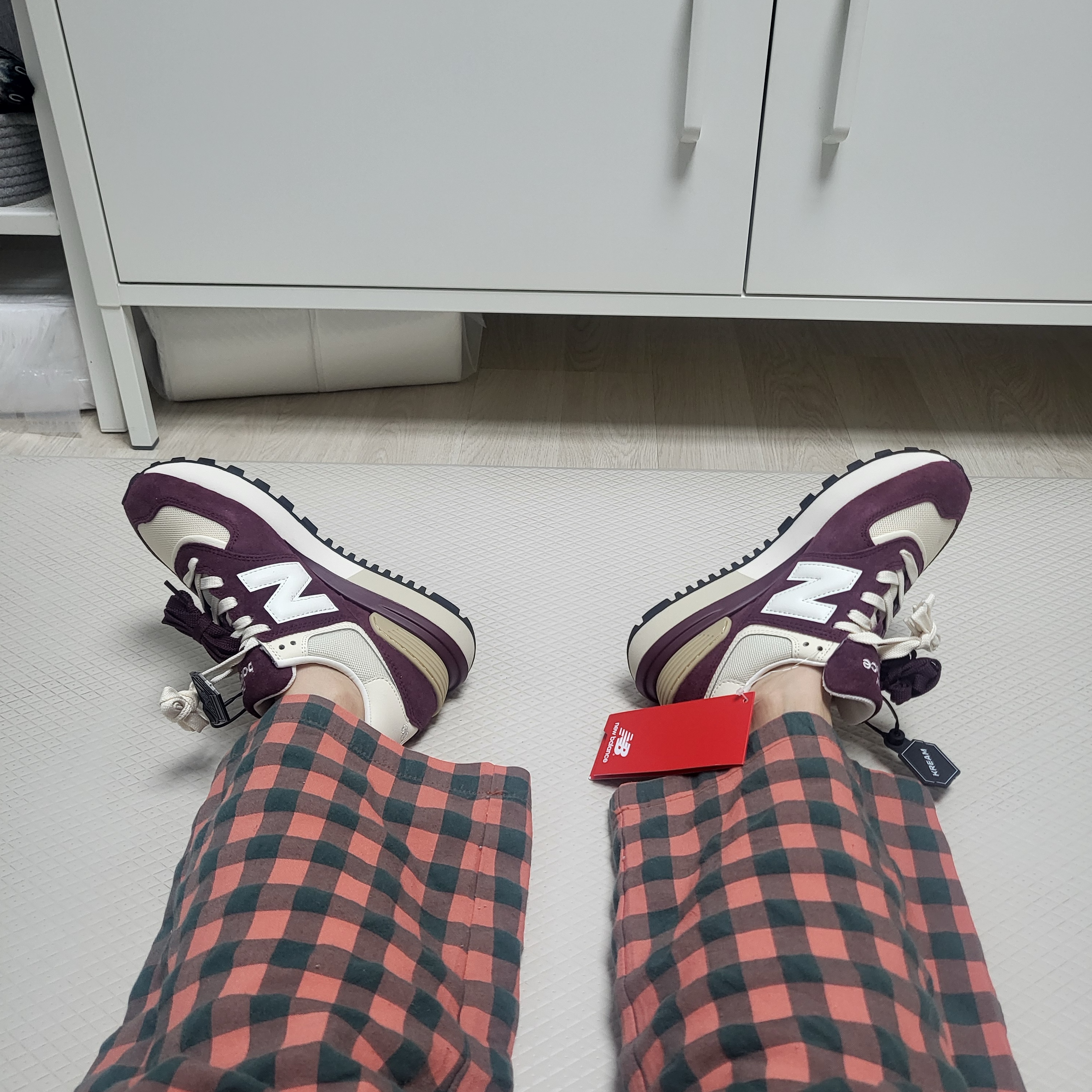 New Balance 574 Legacy Burgundy Angora 착용 스타일