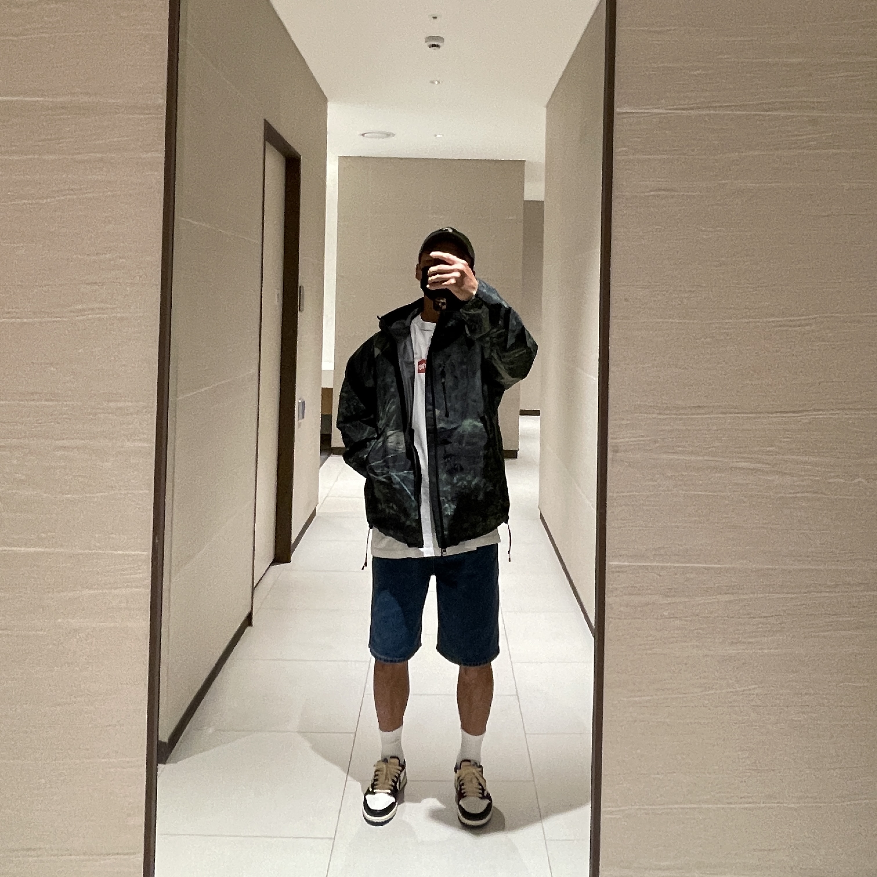 Supreme Gore-Tex Taped Seam Shell Jacket Kermit The Frog - 24SS, Supreme x MM6 Maison Margiela Box Logo T-Shirt White - 24SS 착용 스타일 - 1