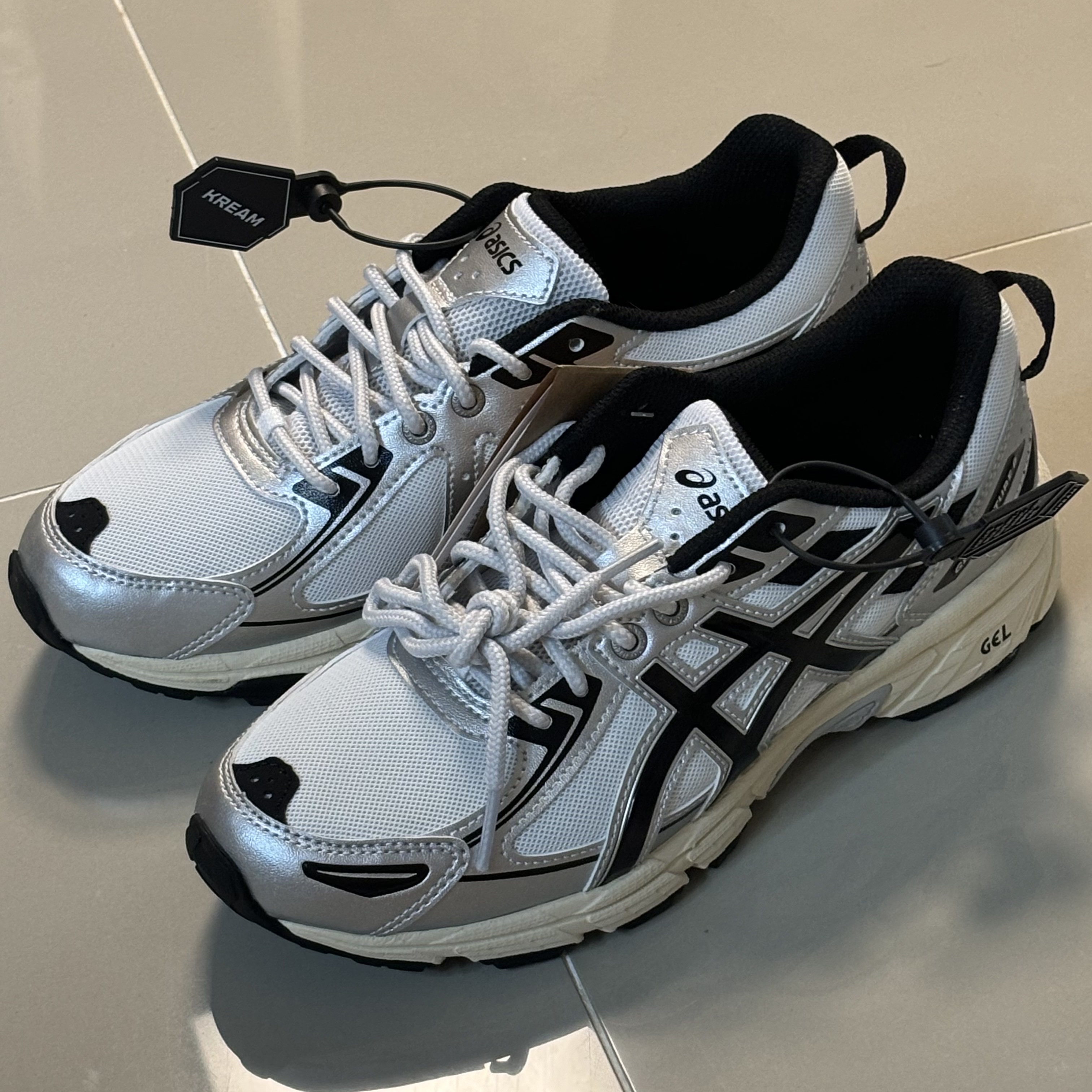 Asics Gel-Venture 6 White Black 착용 스타일 - 1