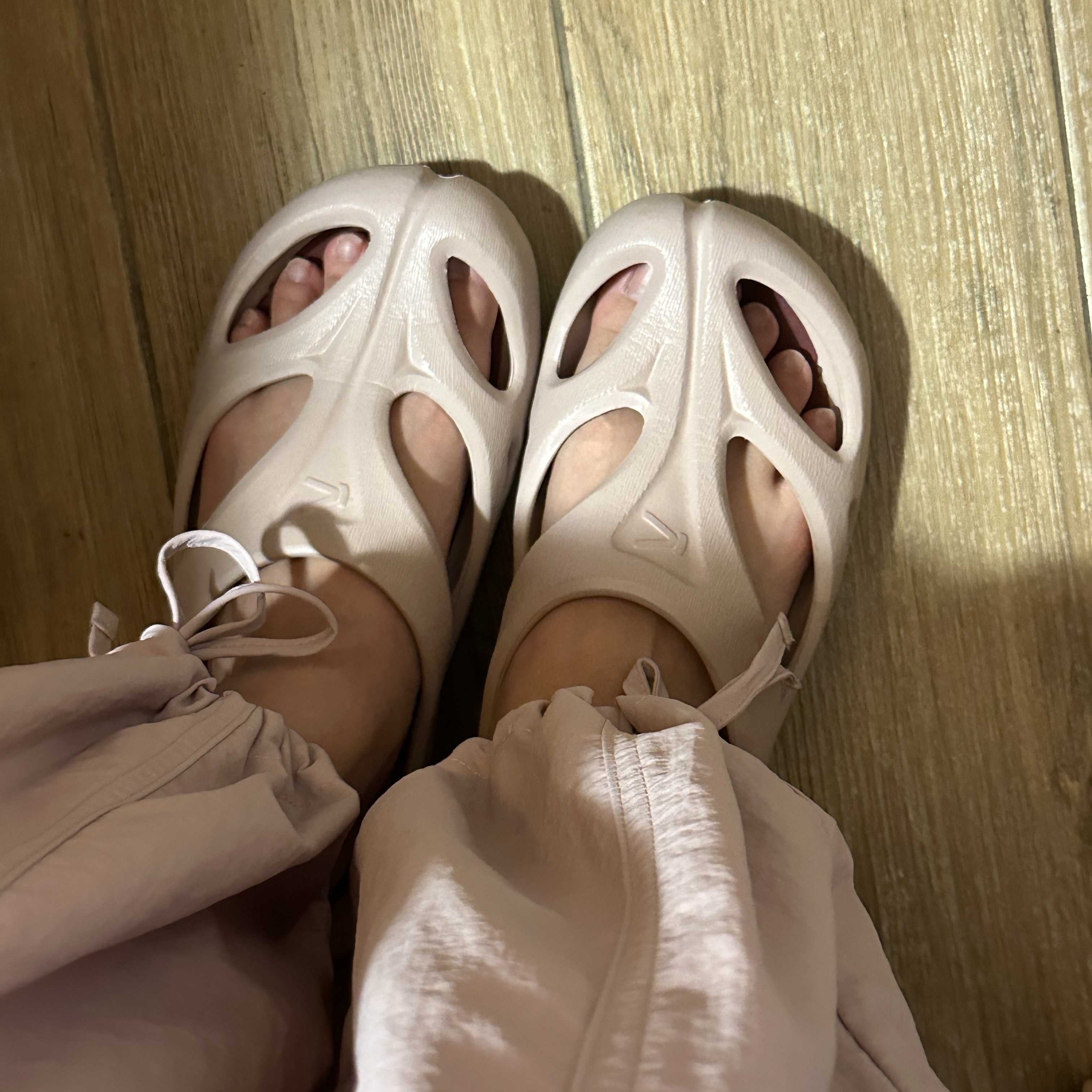 (W) Keen Shanti Fawn Merlot 착용 스타일