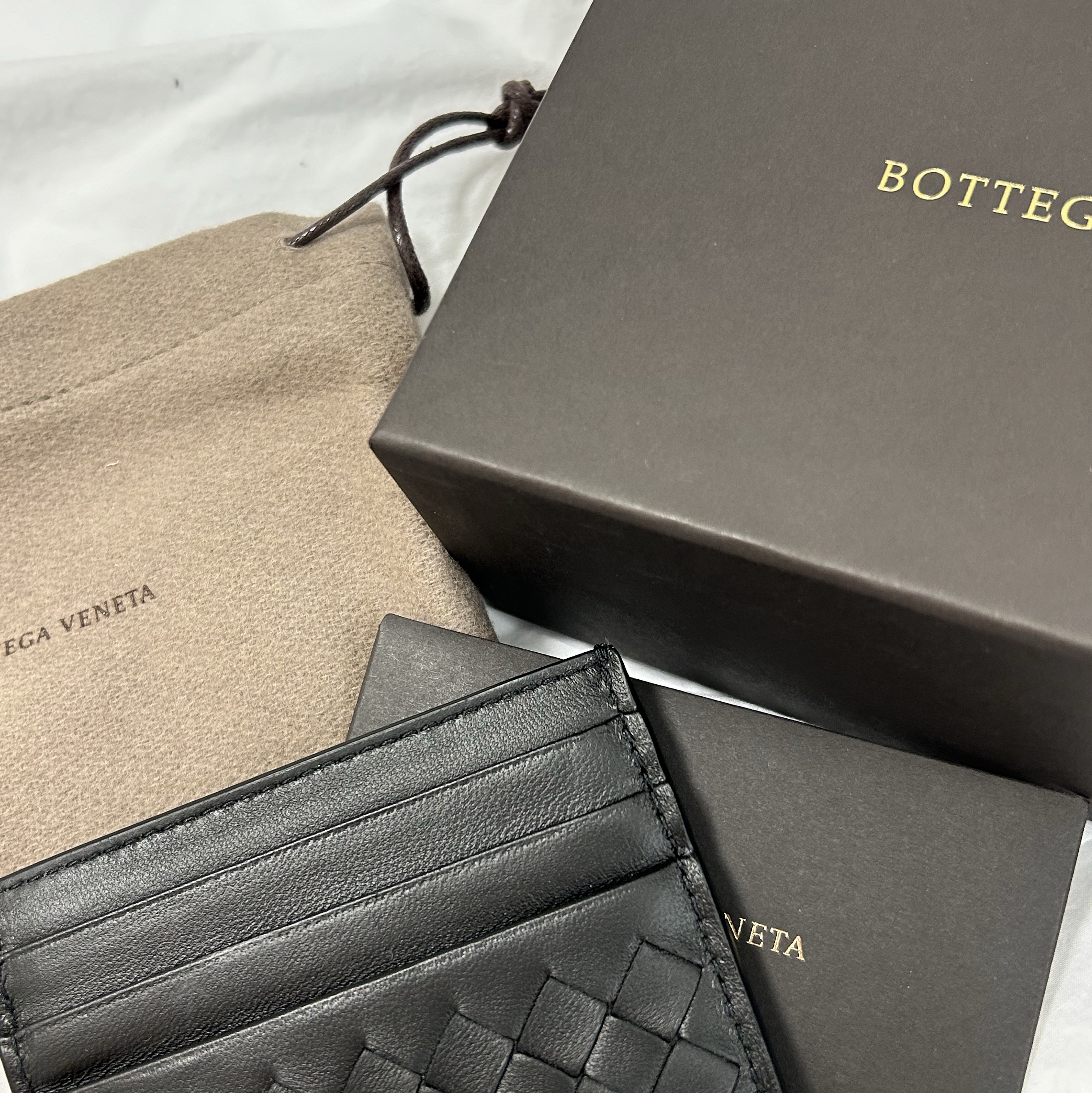 Bottega Veneta Credit Card Case Black 착용 스타일 - 1