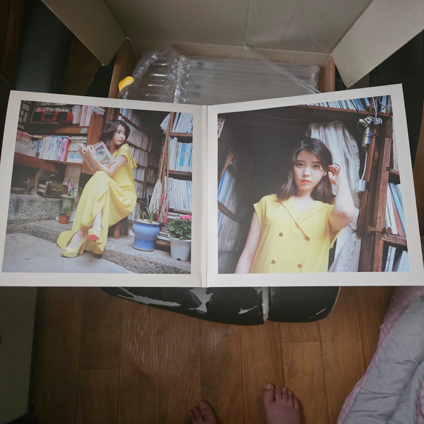 IU Remake Album A Flower Bookmark (Edam Ver.) LP 착용 스타일 - 2