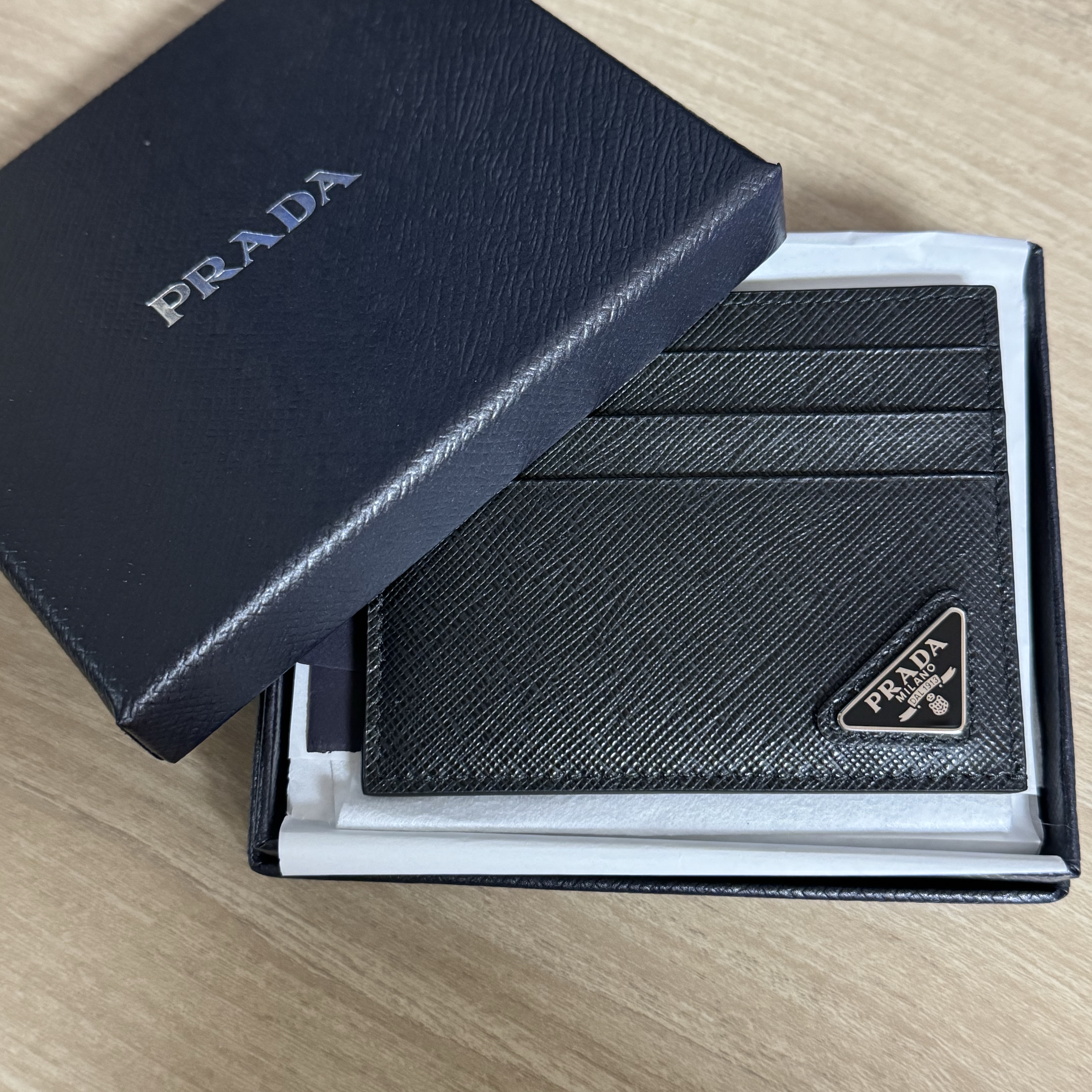 Prada Saffiano Leather Card Holder Black 착용 스타일