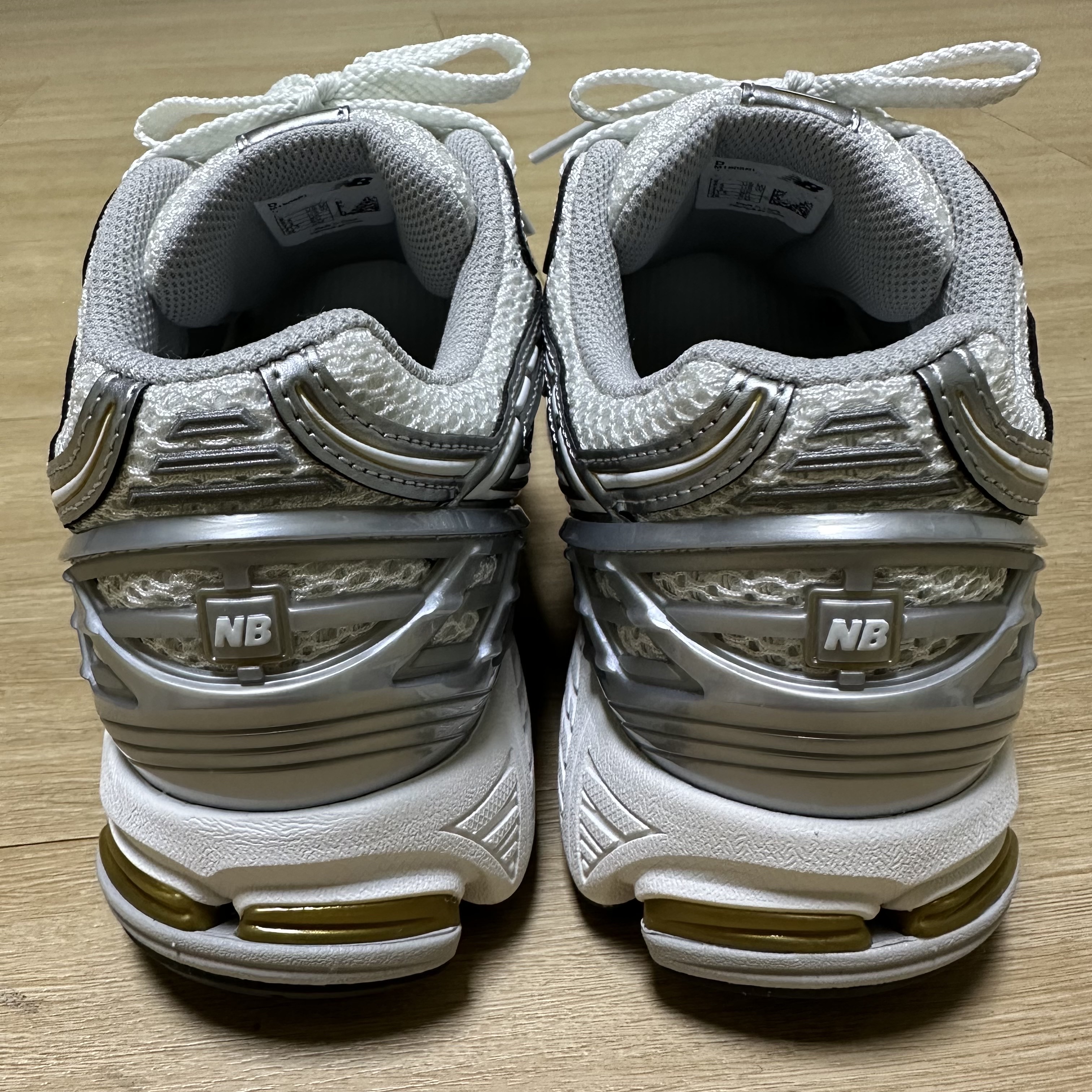 New Balance 1906R White Metallic Silver, Stussy Suits T-Shirt White 착용 스타일 - 3