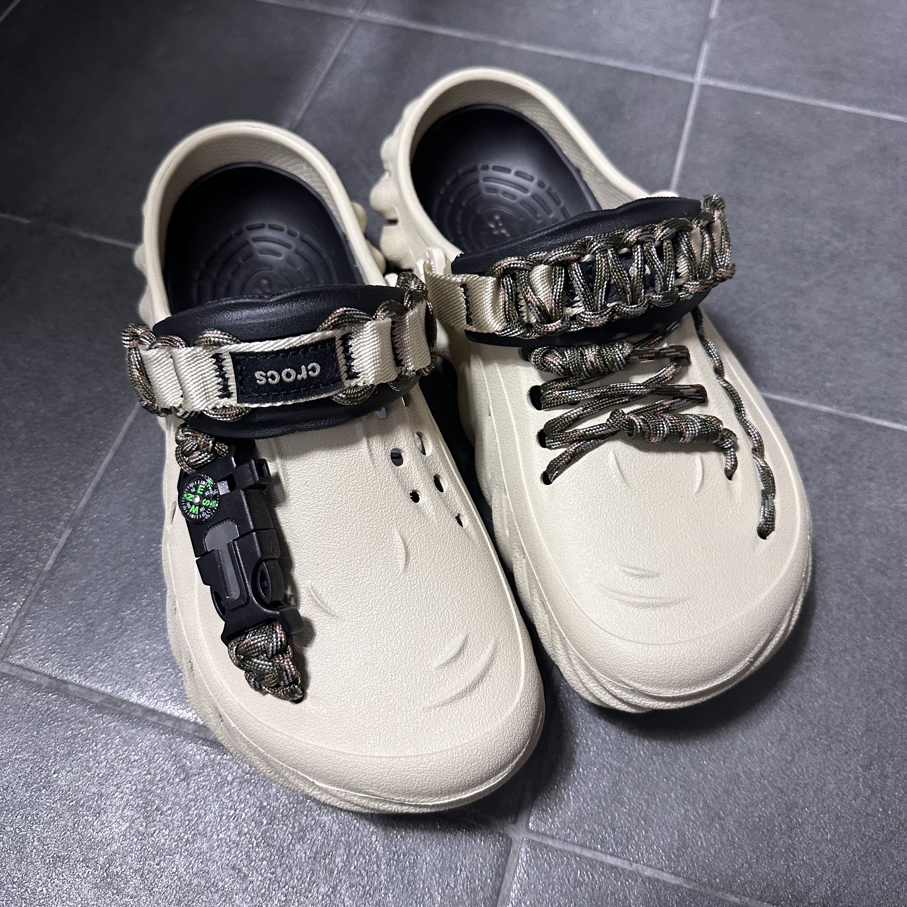 Crocs Echo Clog Bone Black 착용 스타일