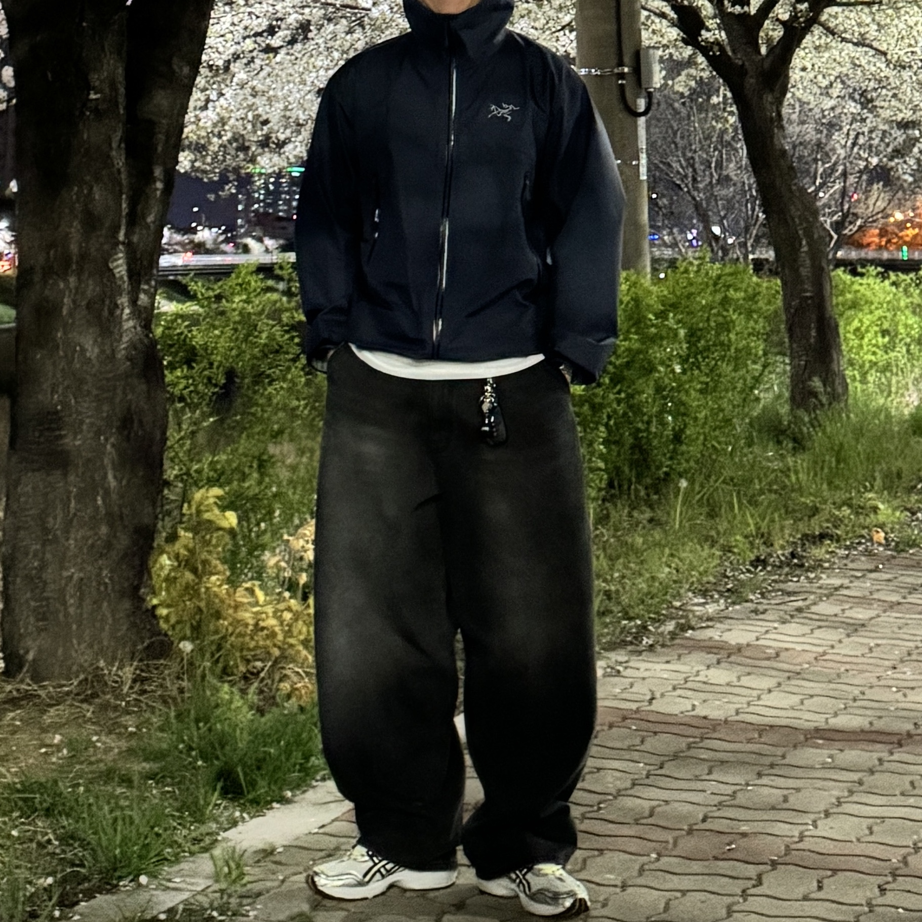 Arc'teryx Beta Jacket Black Sapphire, Stussy 8 Ball Keychain Black 착용 스타일