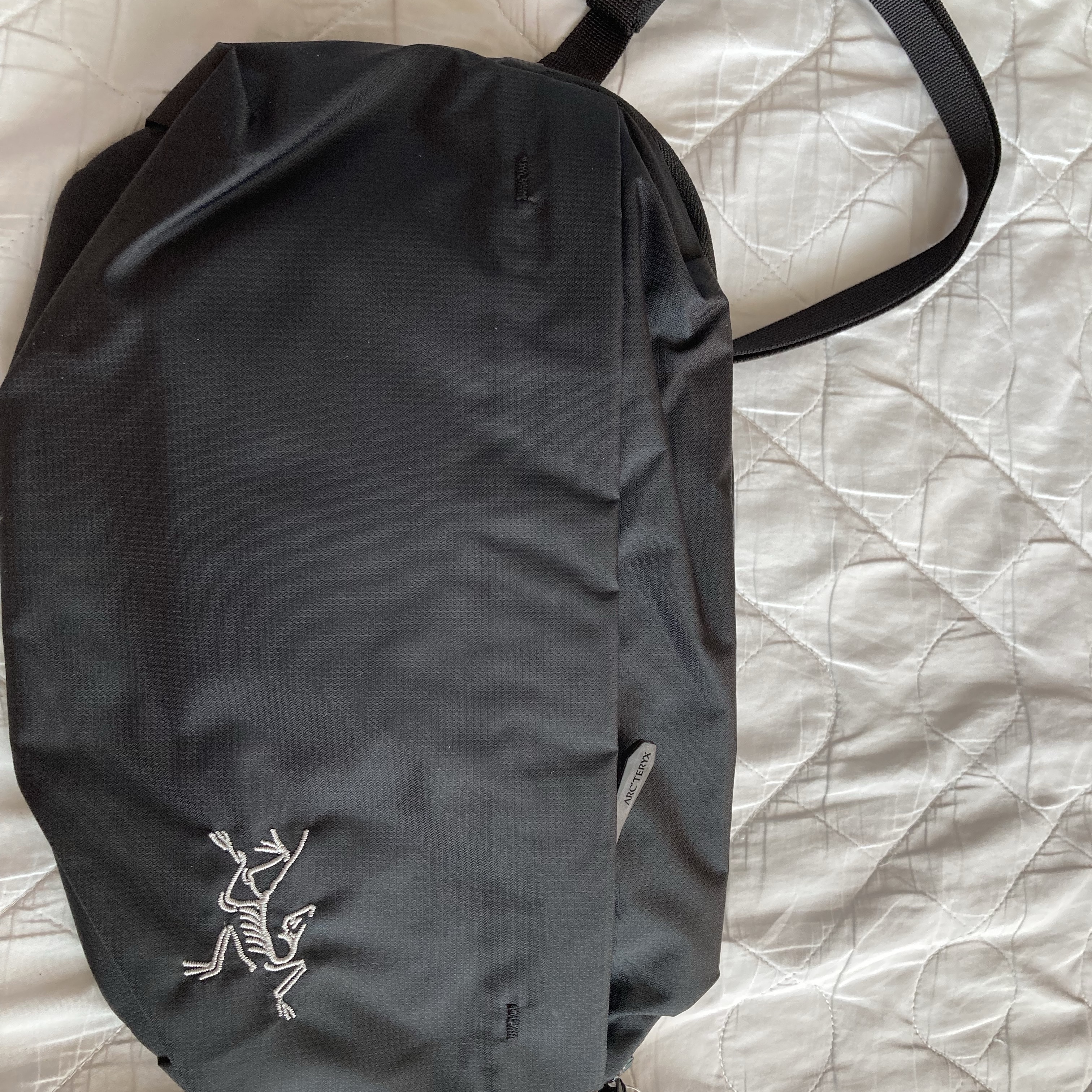Arc'teryx Heliad 6 Crossbody Bag Black 착용 스타일