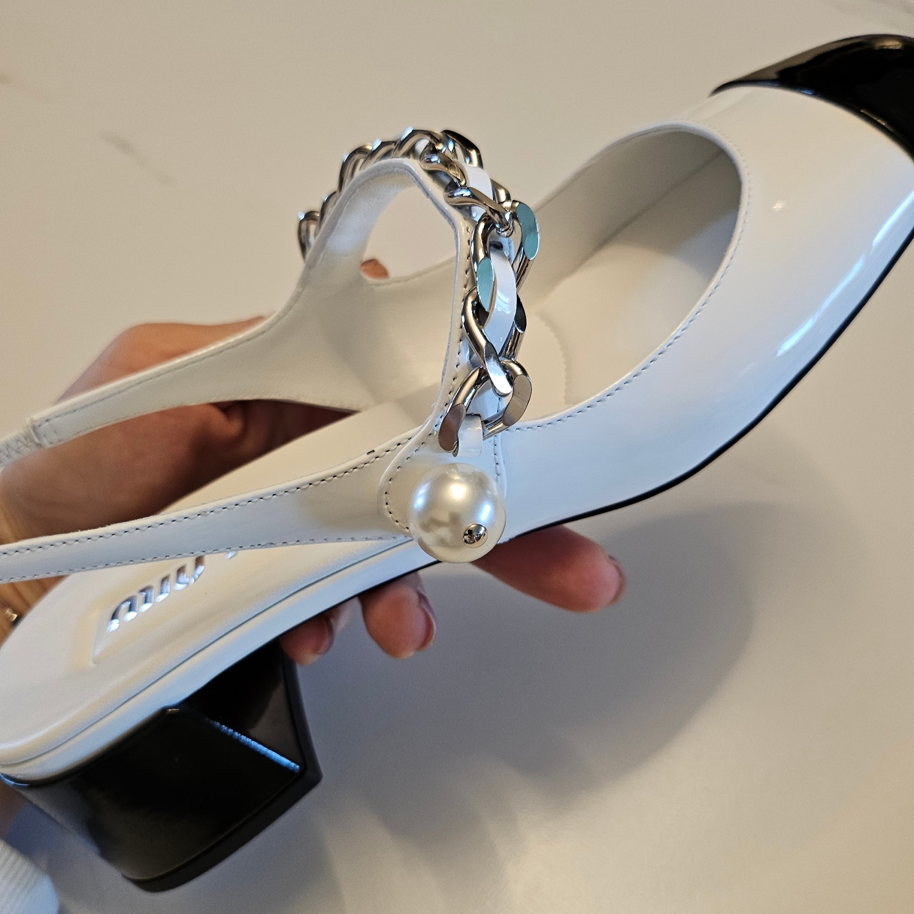 (W) Miu Miu Two-Tone Patent Leather Slingback Pumps White Black 착용 스타일