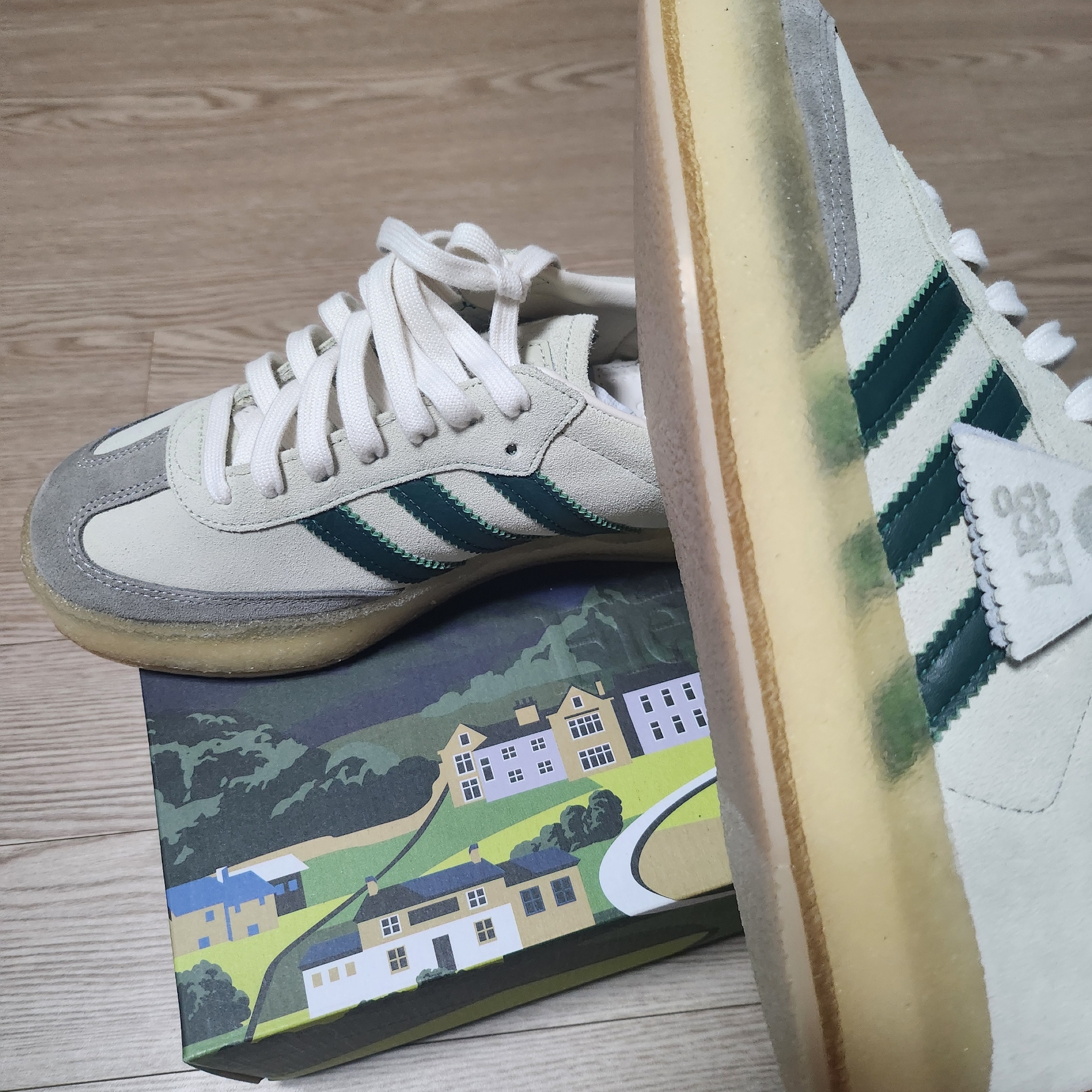 Adidas x Clarks x Ronnie Fieg 8th Street Samba Chalk White Green 착용 스타일 - 2