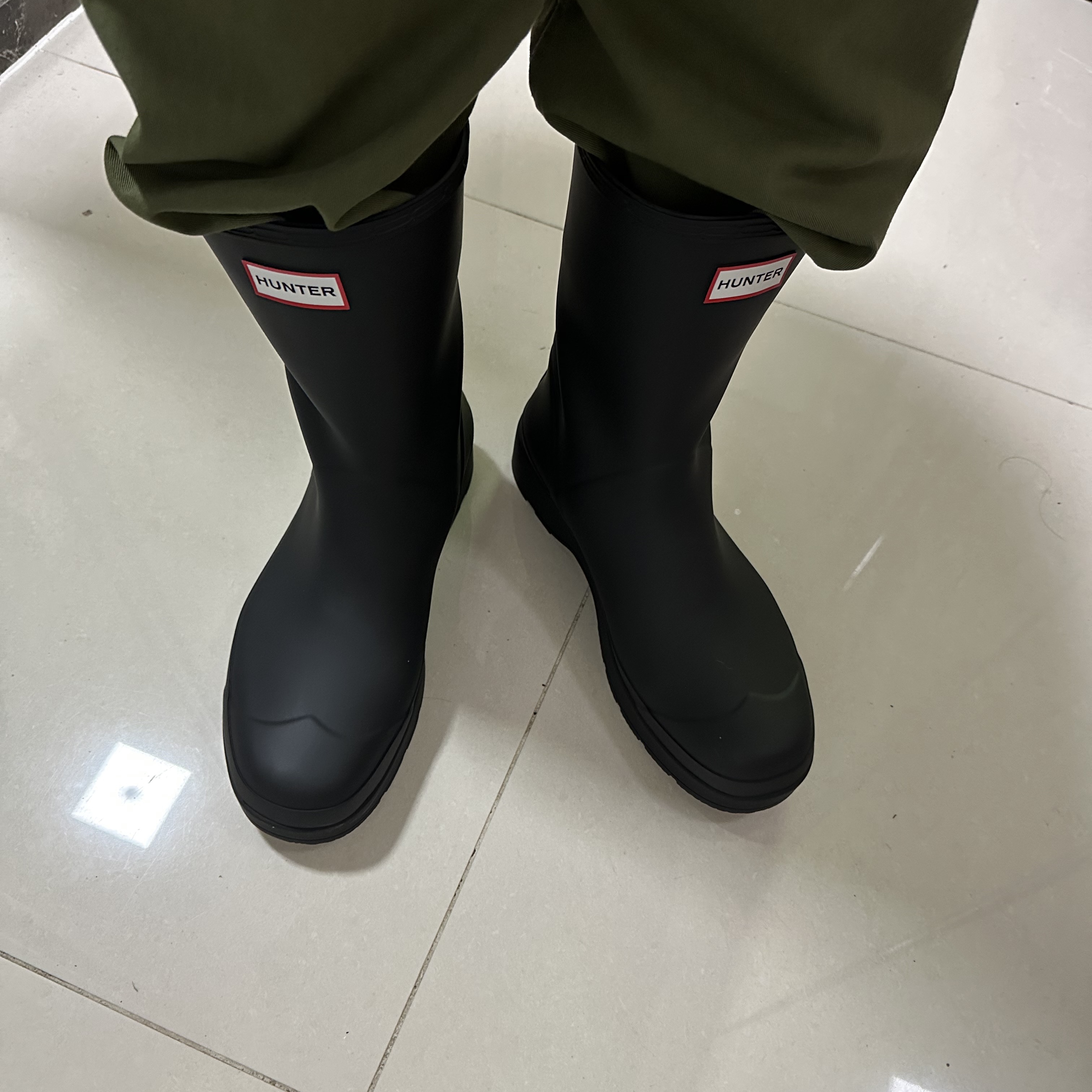 Hunter Play Mid-Height Rain Boots Black 착용 스타일 - 1