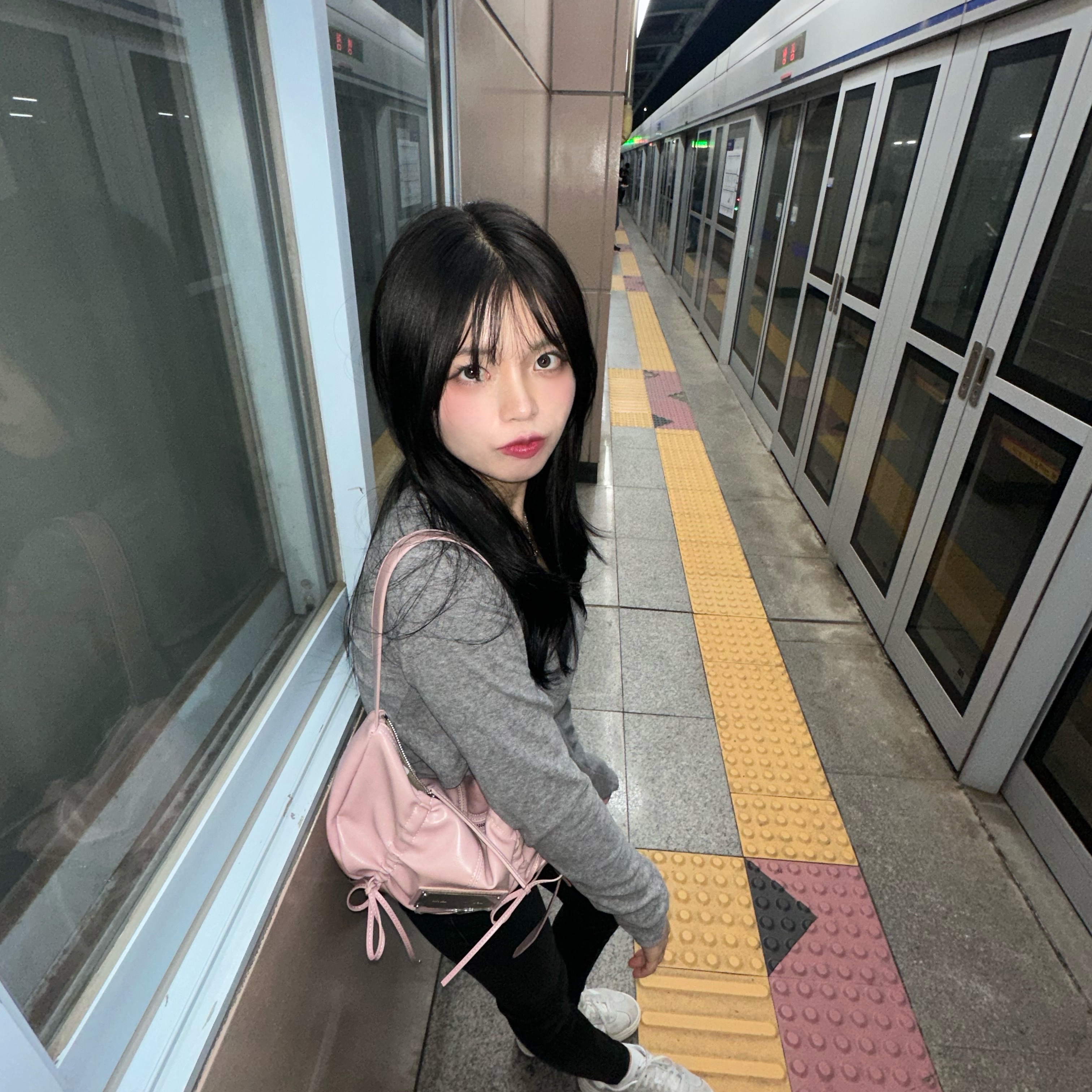 Matin Kim Half Shirring Ribbon Round Bag Pink 착용 스타일