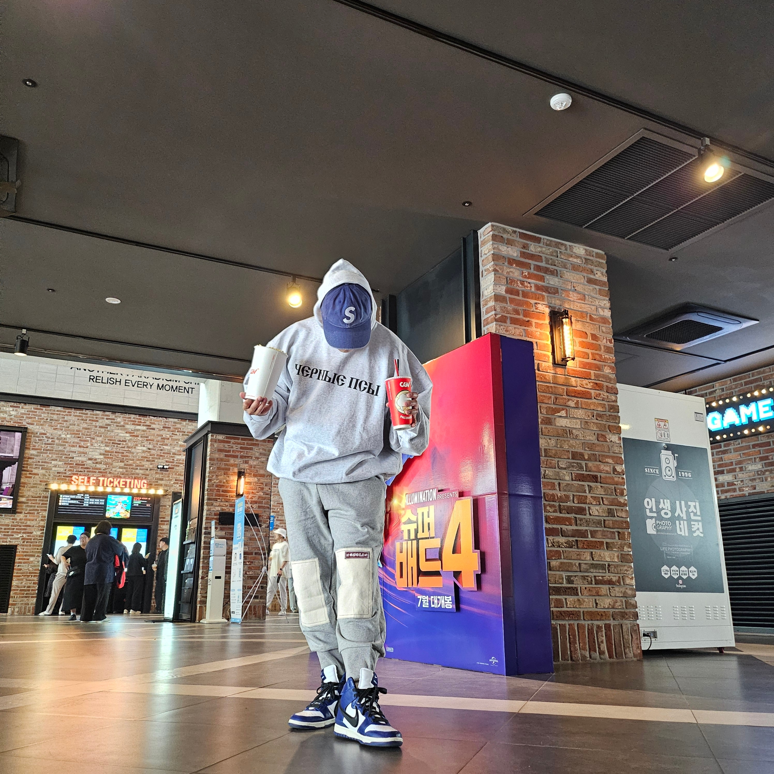 Yeezy x Gosha Rubchinskiy YZY Black Dogs Hoodie Heather Grey, Nike x Ambush Dunk High Deep Royal Blue 착용 스타일 - 2