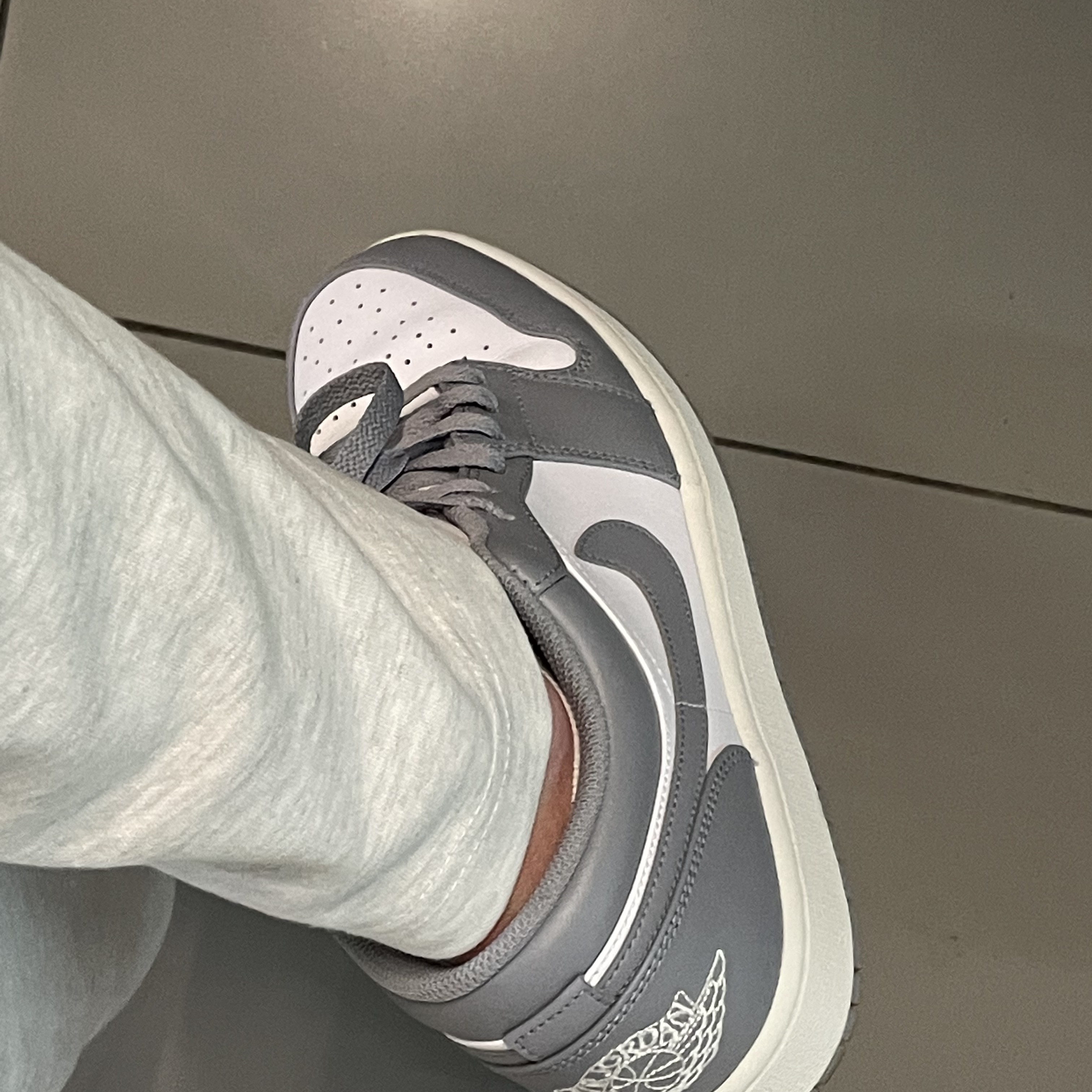 Jordan 1 Low Stealth and White 착용 스타일