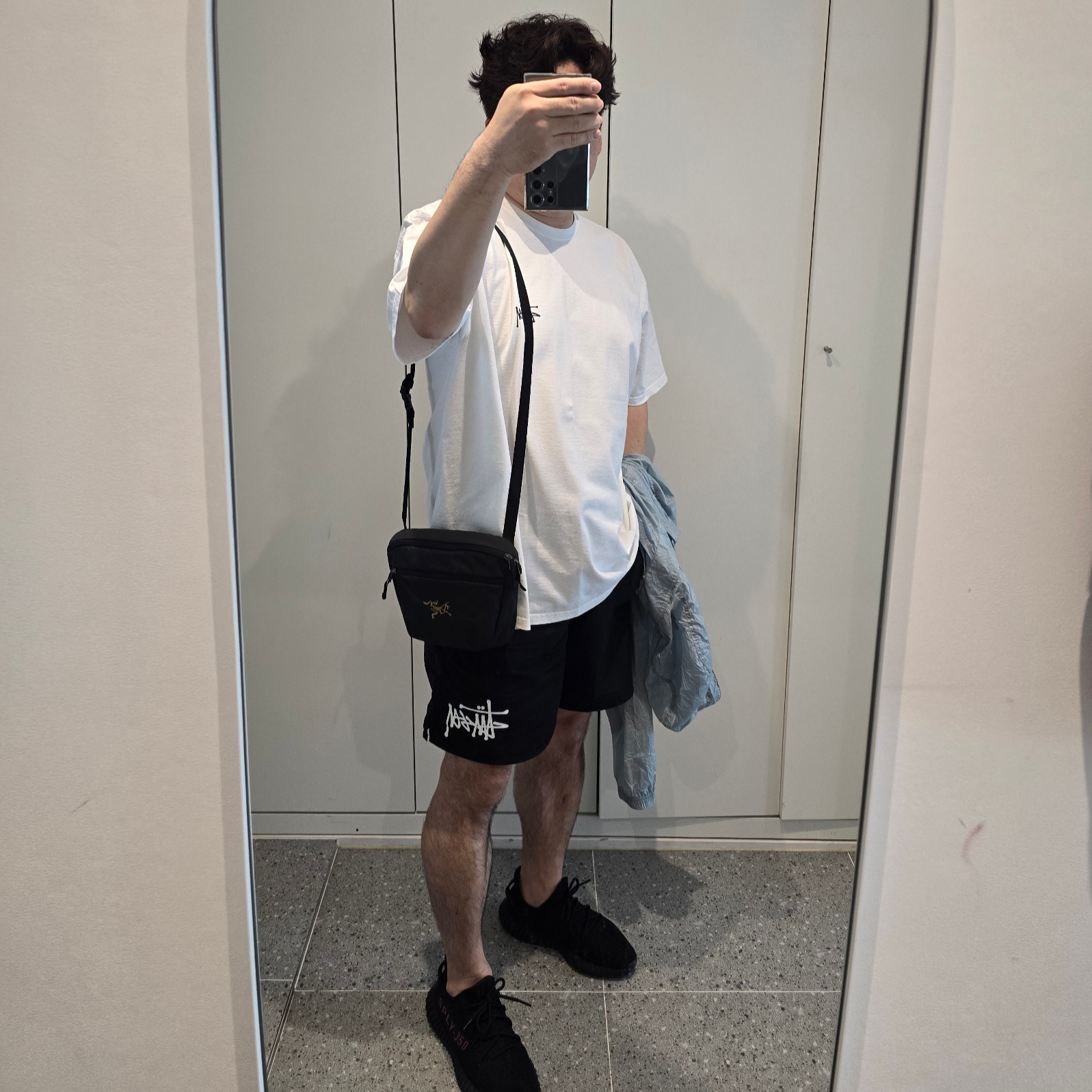 Adidas Yeezy Boost 350 V2 Black Red 2020, Stussy Basic Stussy T-Shirt White 2023 착용 스타일 - 3