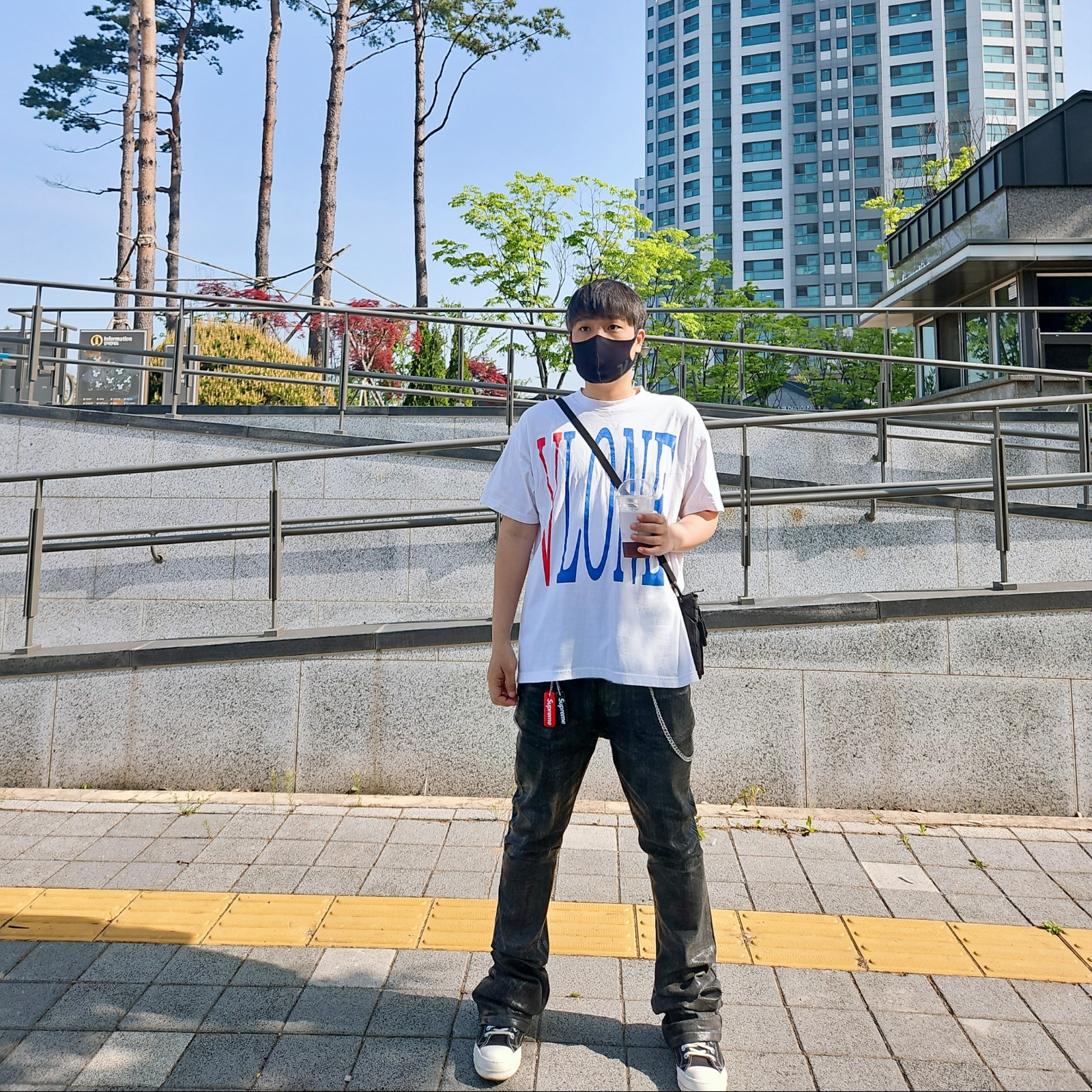 Converse x Drkshdw Drkstr Chuck 70 Ox Black, Supreme Floating Keychain Black - 23FW 착용 스타일 - 2
