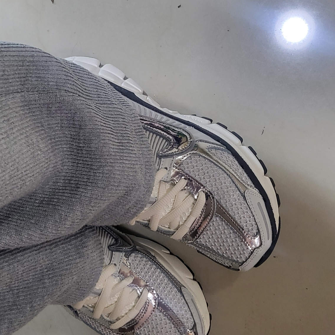 Nike Zoom Vomero 5 Photon Dust Gridiron 착용 스타일