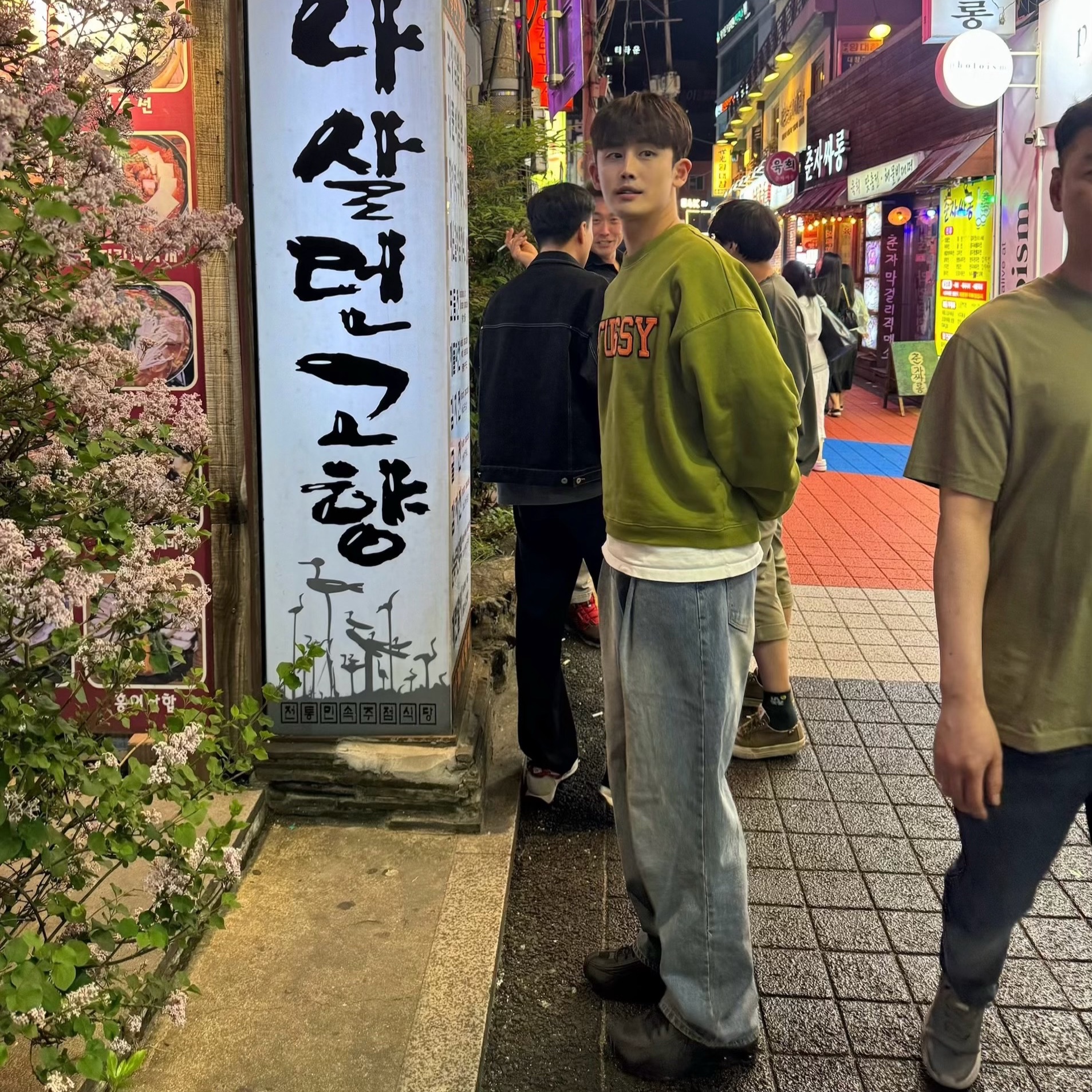 (W) Nike Shox R4 Black, Stussy Relaxed Oversized Crew Green 착용 스타일 - 1
