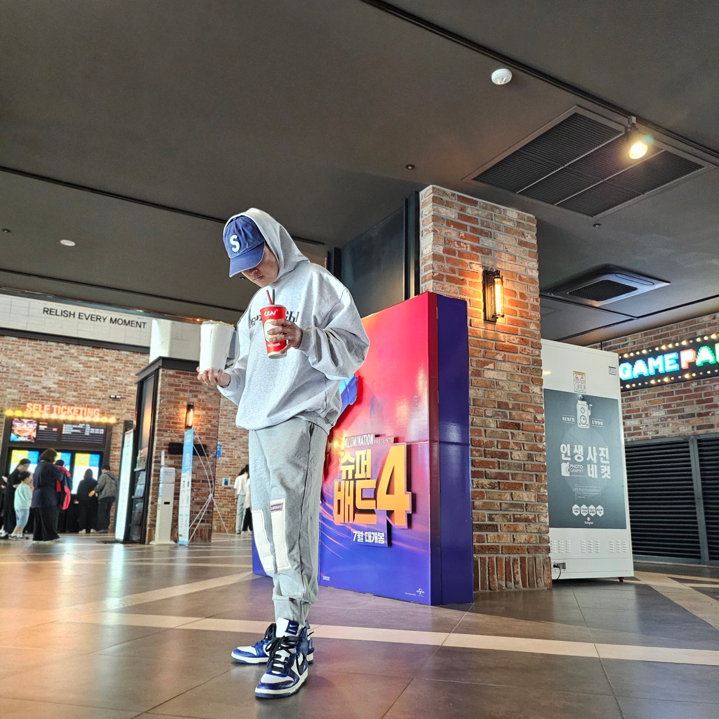 Yeezy x Gosha Rubchinskiy YZY Black Dogs Hoodie Heather Grey, Nike x Ambush Dunk High Deep Royal Blue 착용 스타일 - 1
