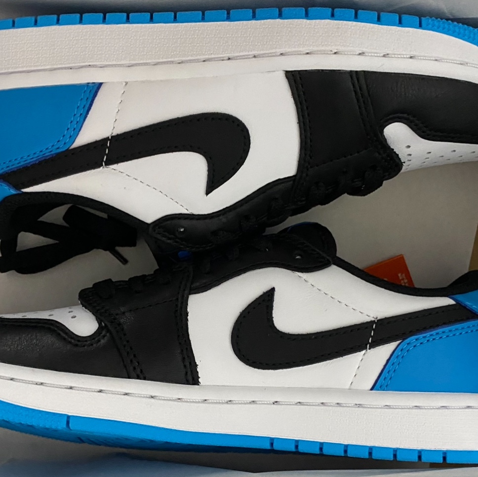 Jordan 1 Retro Low OG Black and Dark Powder Blue 착용 스타일